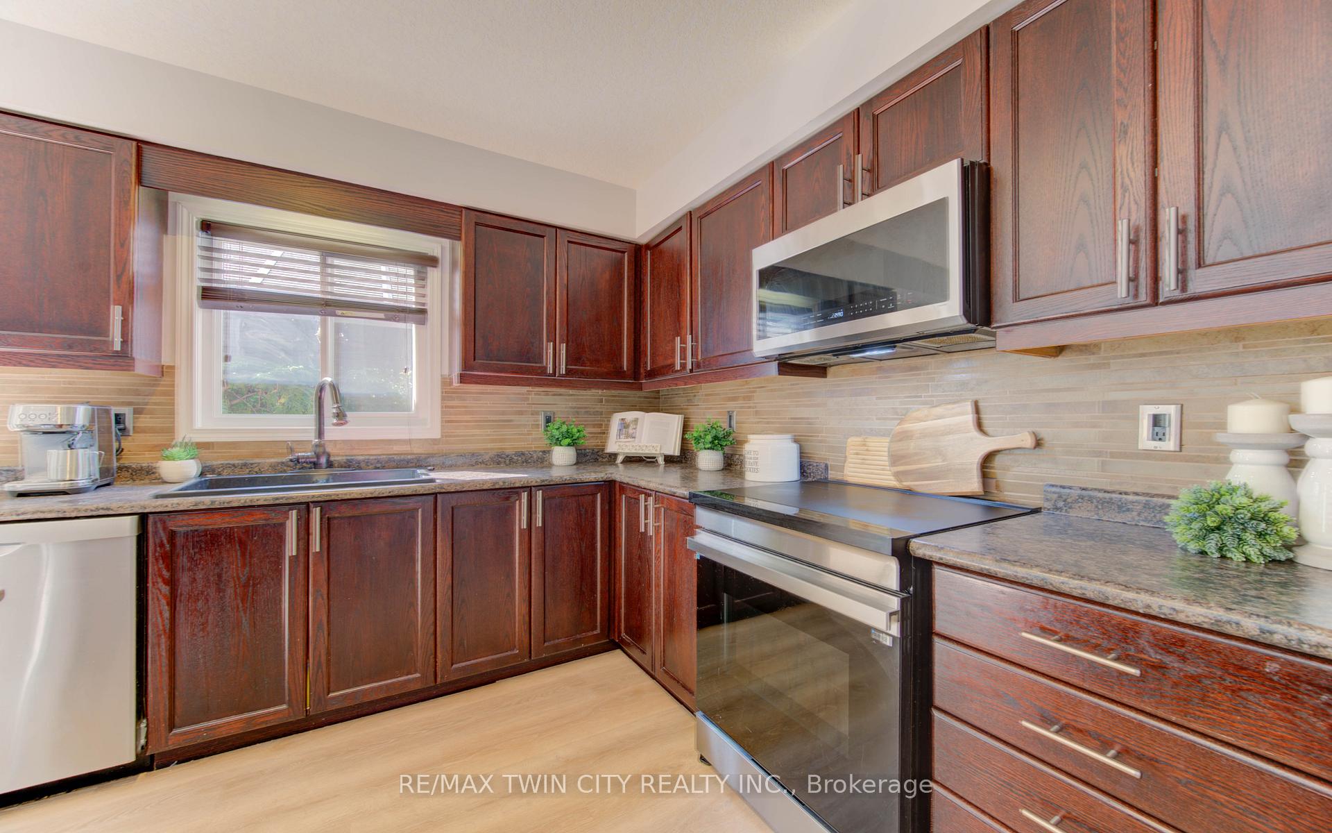 Photo 19 of 224 Sunny Meadow Court, Kitchener — HOMEH