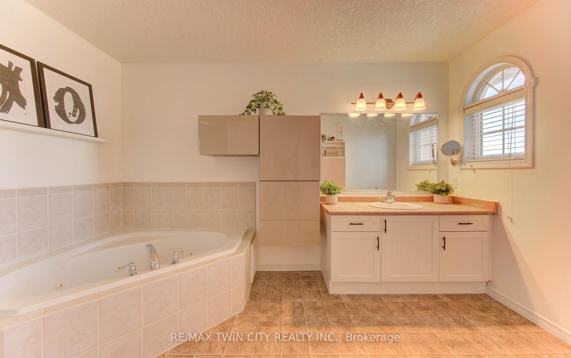Photo 26 of 224 Sunny Meadow Court, Kitchener — HOMEH