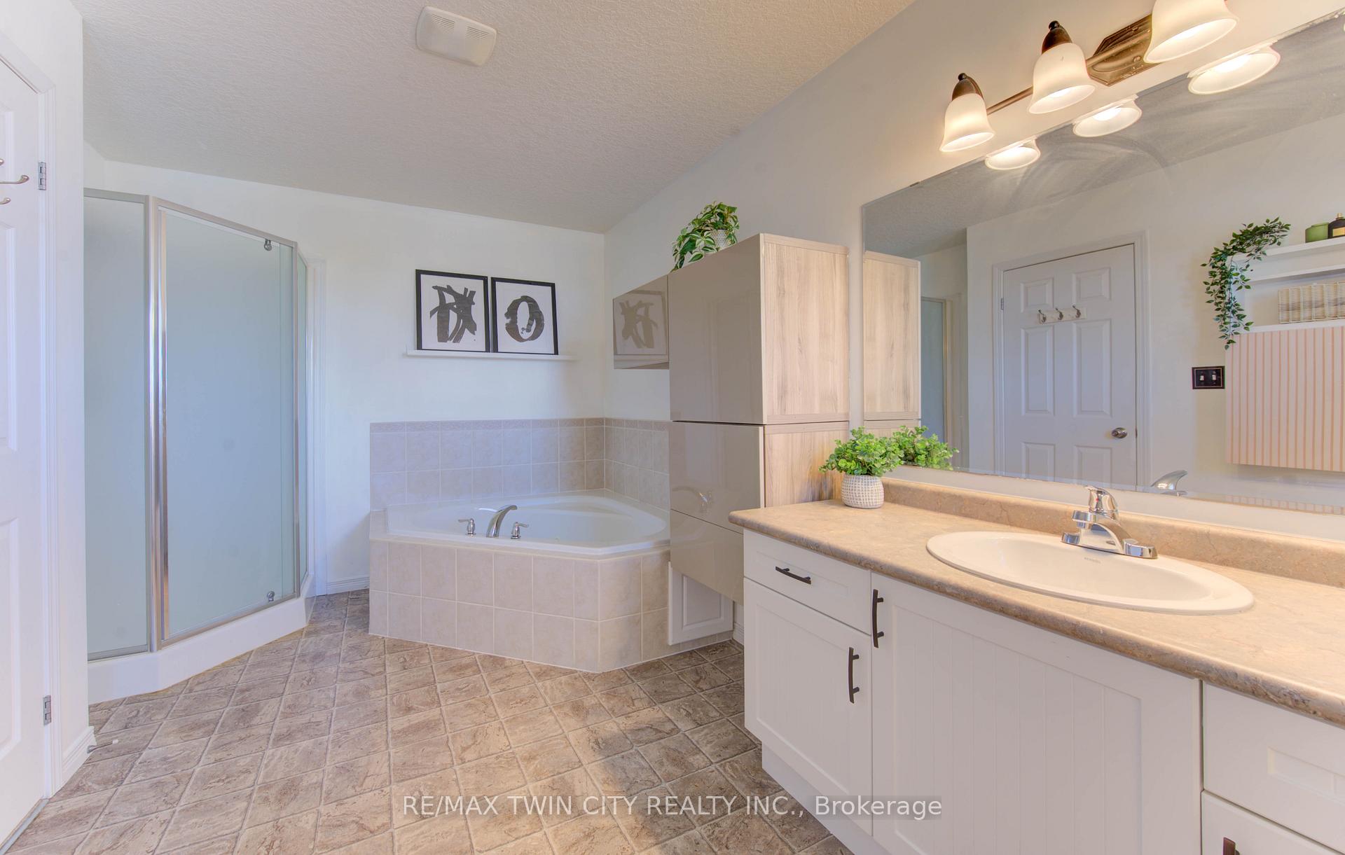 Photo 28 of 224 Sunny Meadow Court, Kitchener — HOMEH