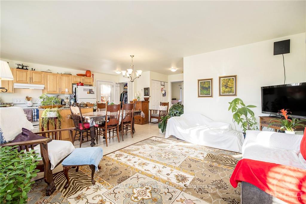 Photo 9 of 896 Flat Rapids Road, McNab/Braeside, Mcnab/Braeside Twps — HOMEH