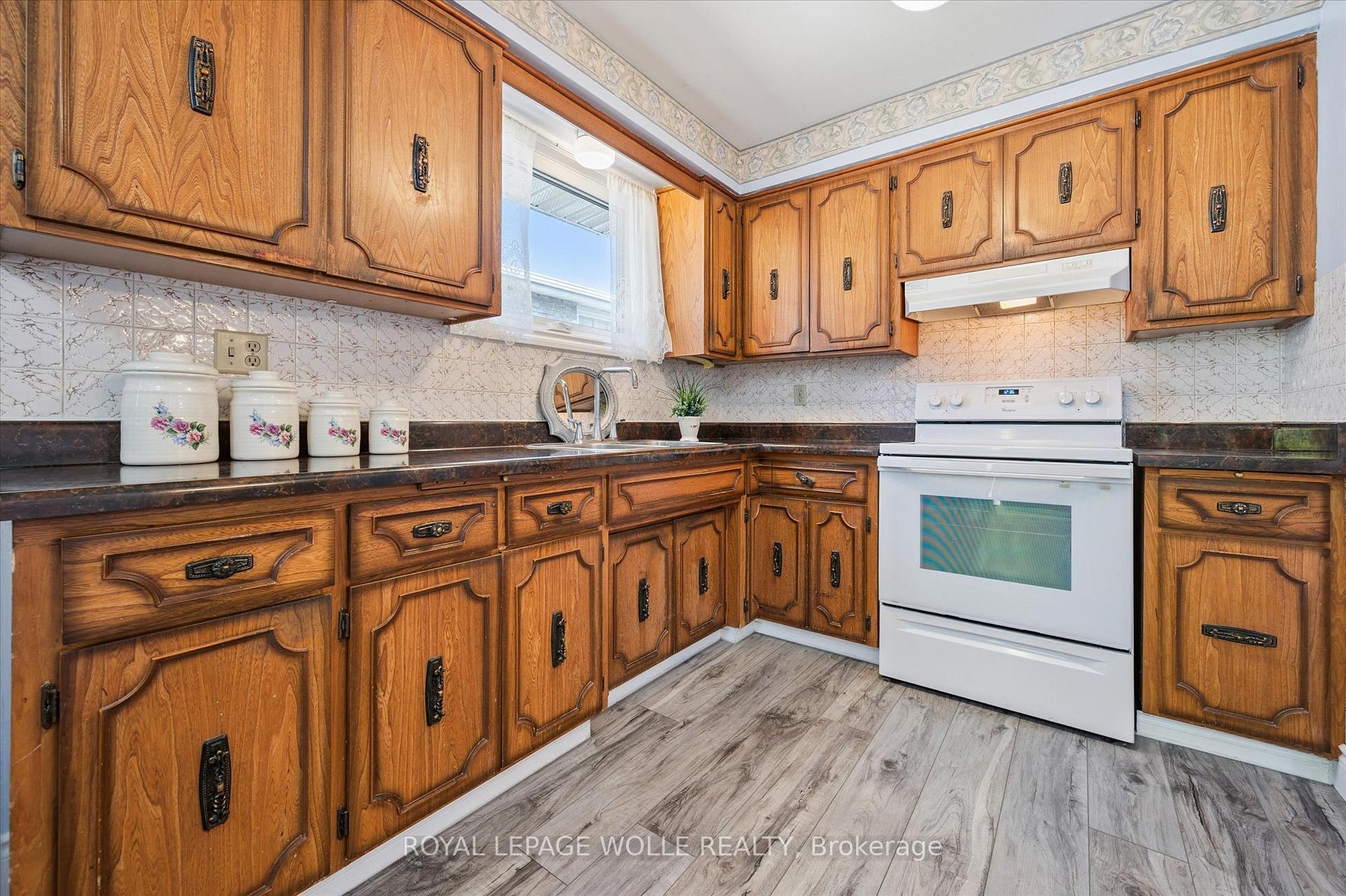 Photo 11 of 376 Westwood Drive, Kitchener — HOMEH