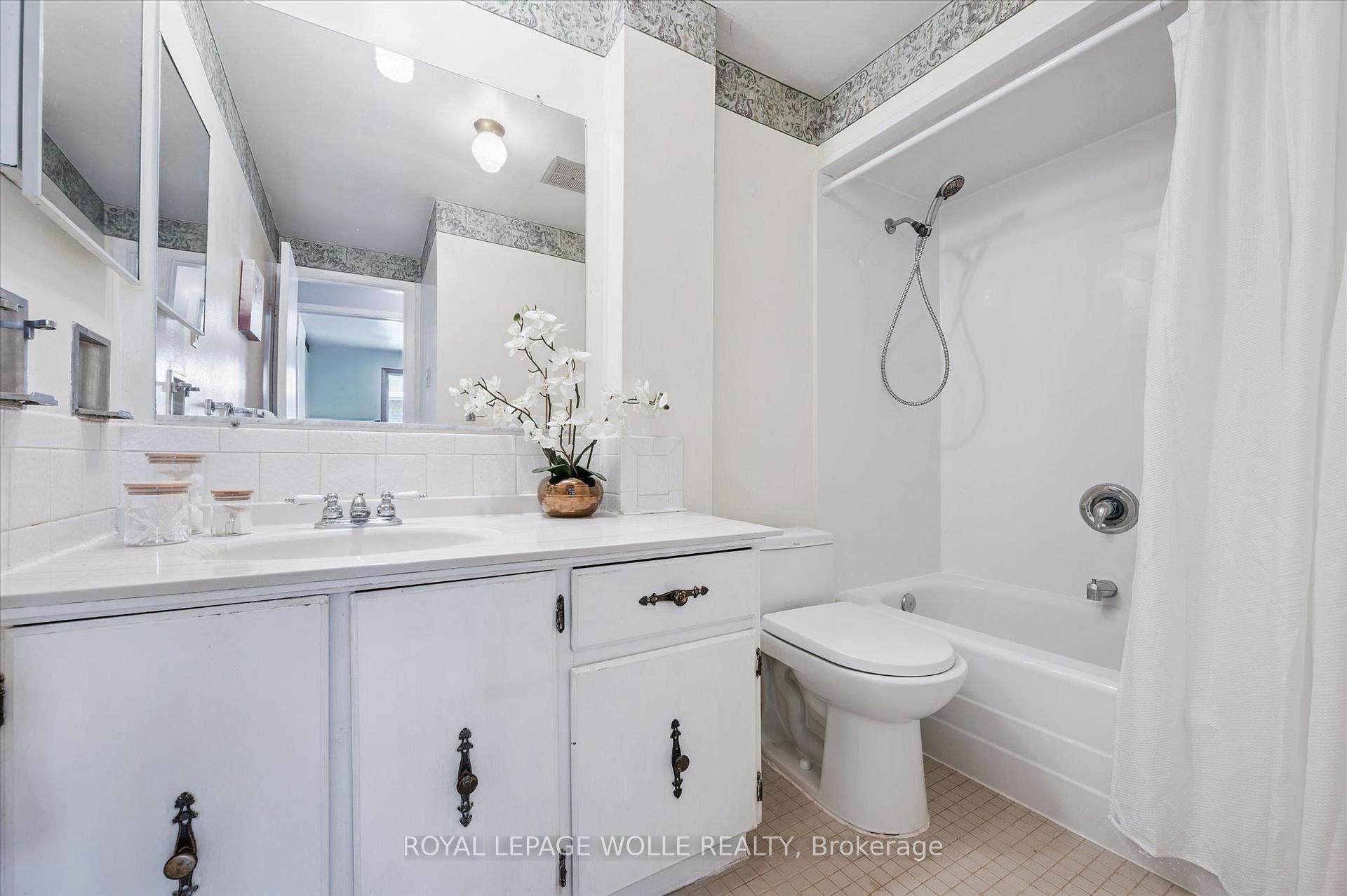 Photo 18 of 376 Westwood Drive, Kitchener — HOMEH