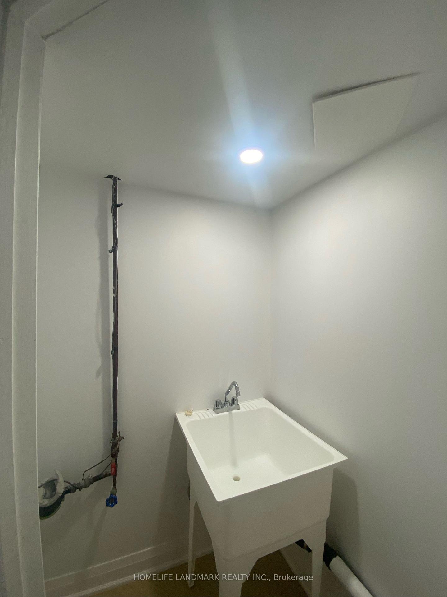 Photo 6 of Unit Lower Unit, 67 Burnaby Crescent, Kitchener — HOMEH