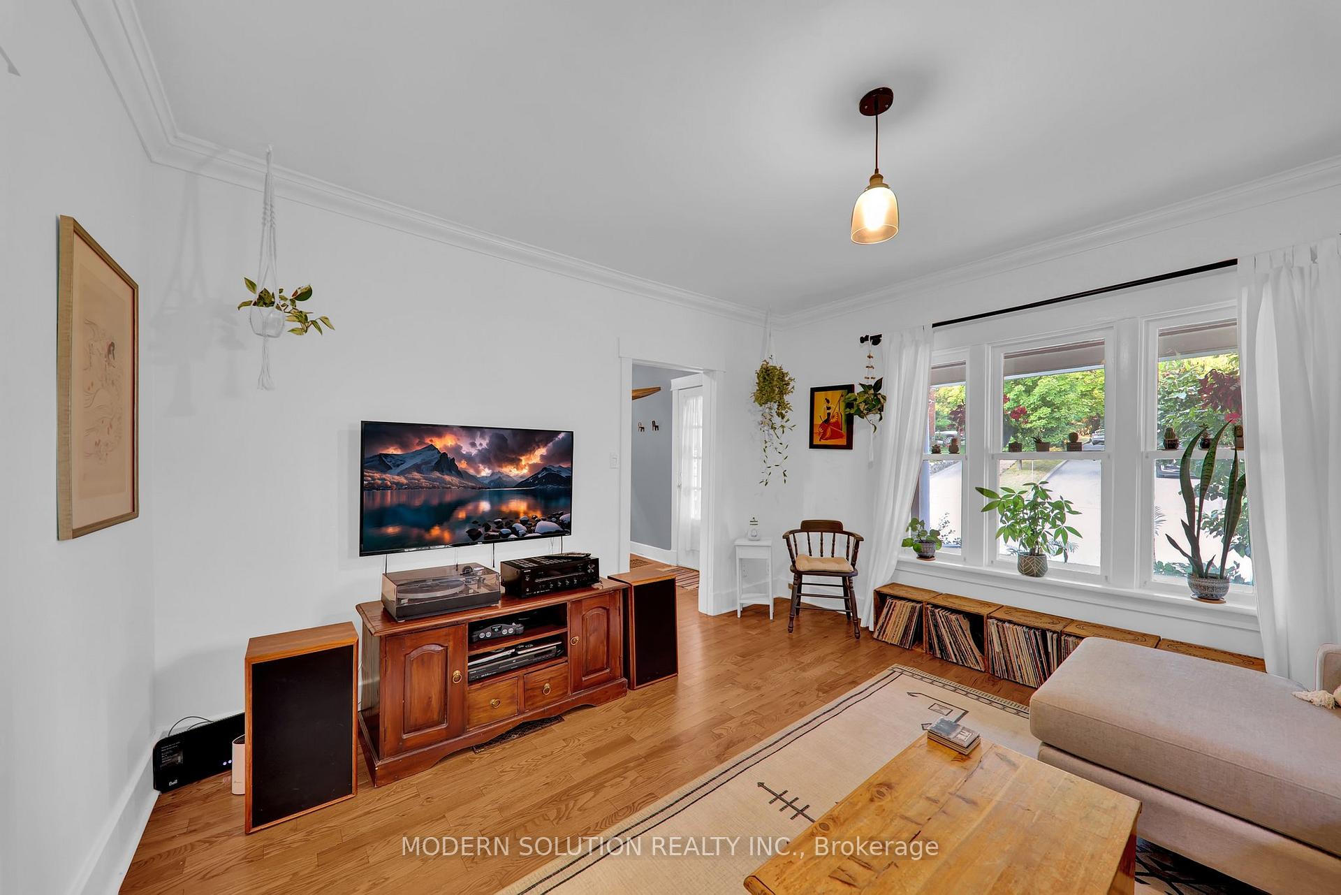 Photo 3 of 381 Main Street, King, Schomberg — HOMEH