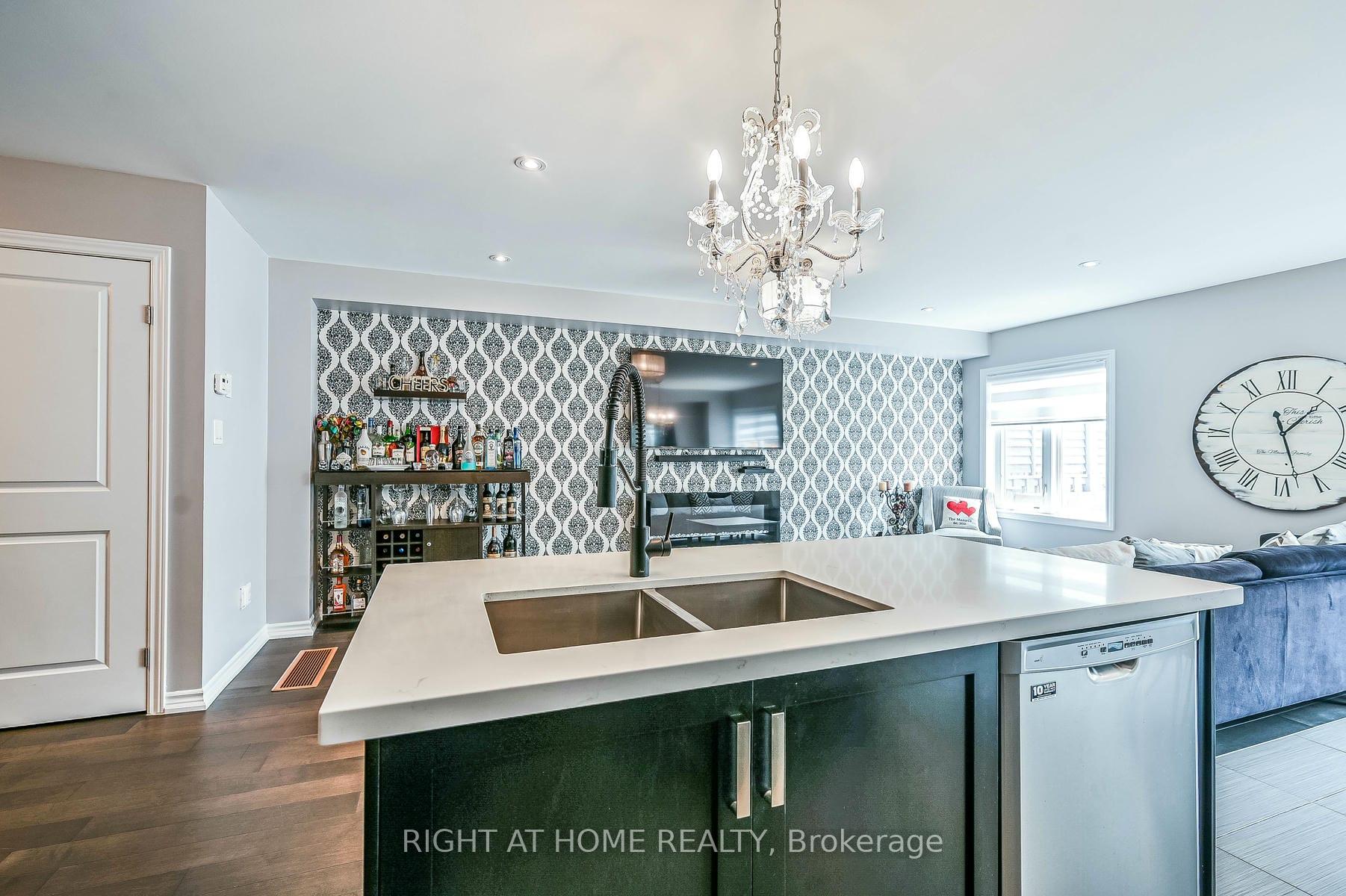 Photo 12 of 95 Penny Lane, Hamilton, Stoney Creek Mountain — HOMEH