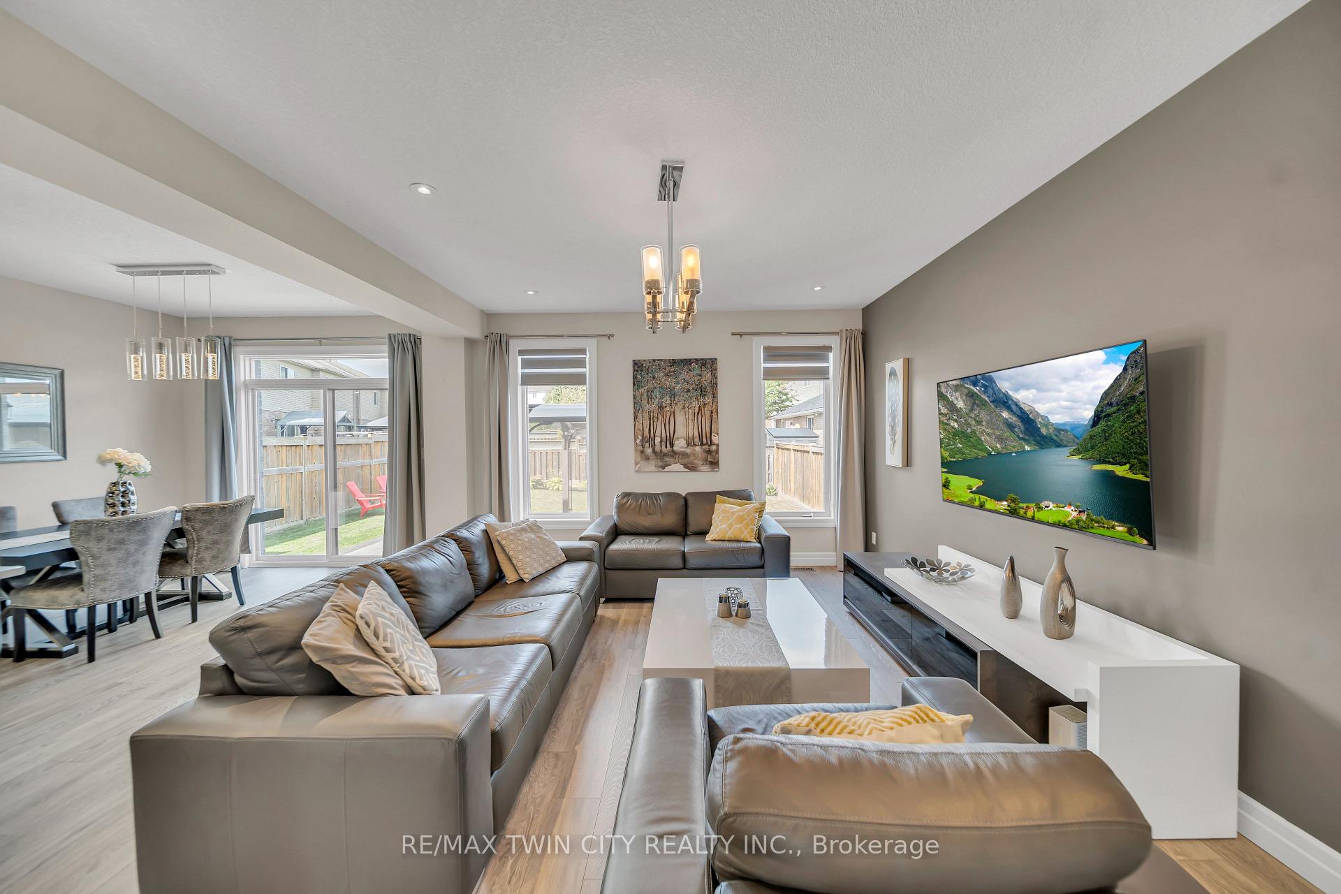 Photo 5 of 536 Landgren Court, Kitchener — HOMEH