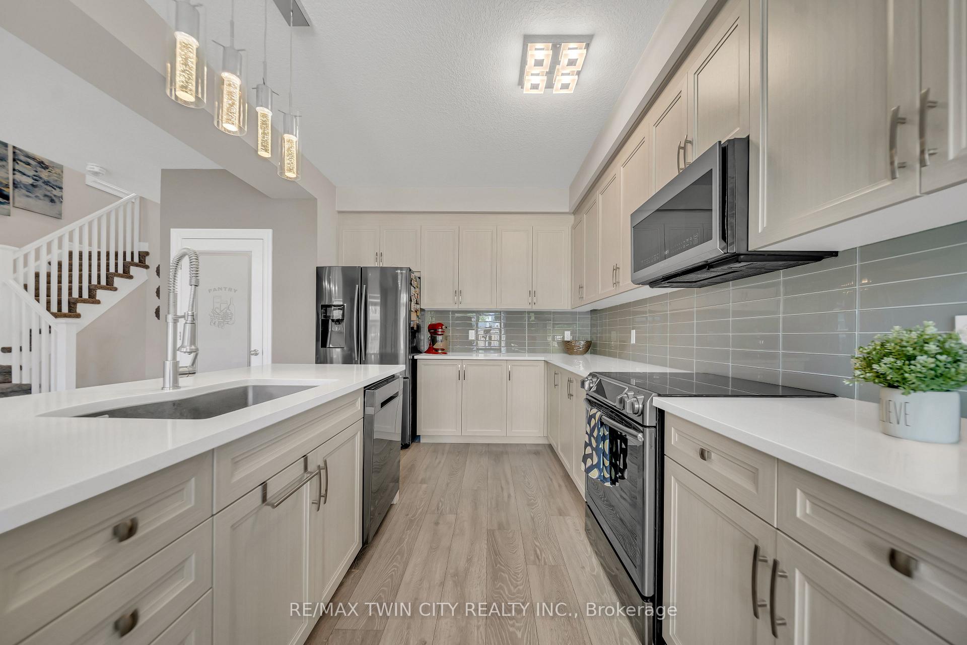 Photo 8 of 536 Landgren Court, Kitchener — HOMEH