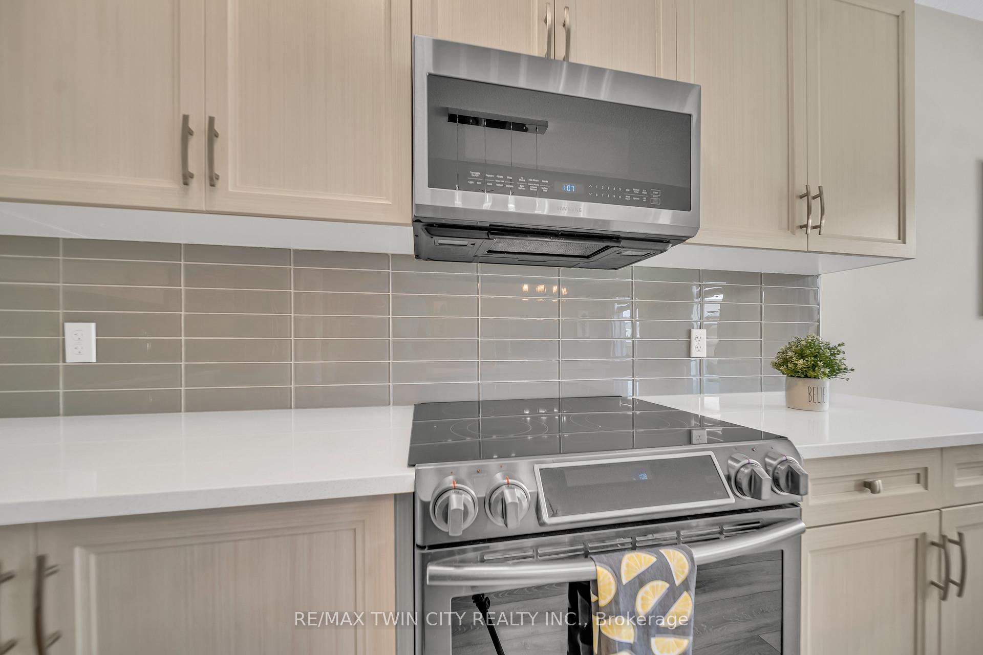 Photo 10 of 536 Landgren Court, Kitchener — HOMEH