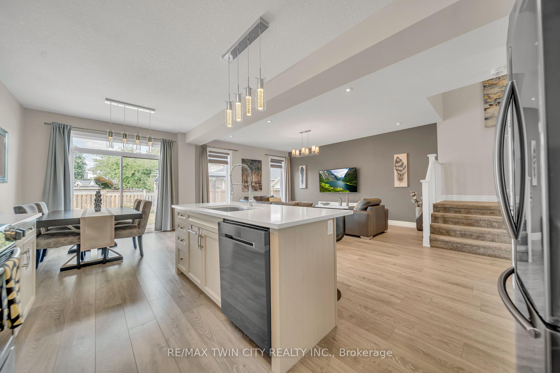 Photo 11 of 536 Landgren Court, Kitchener — HOMEH