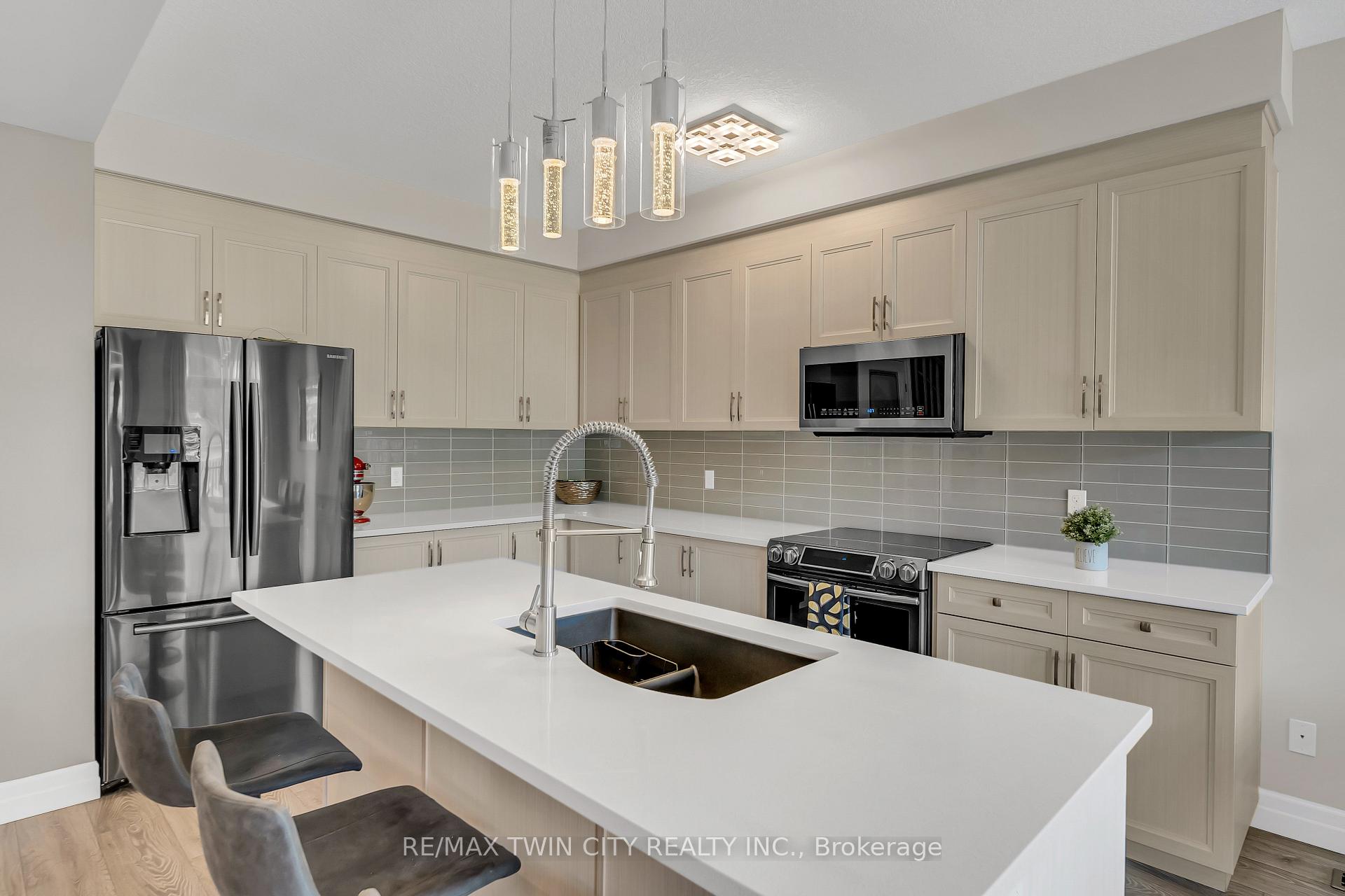 Photo 12 of 536 Landgren Court, Kitchener — HOMEH