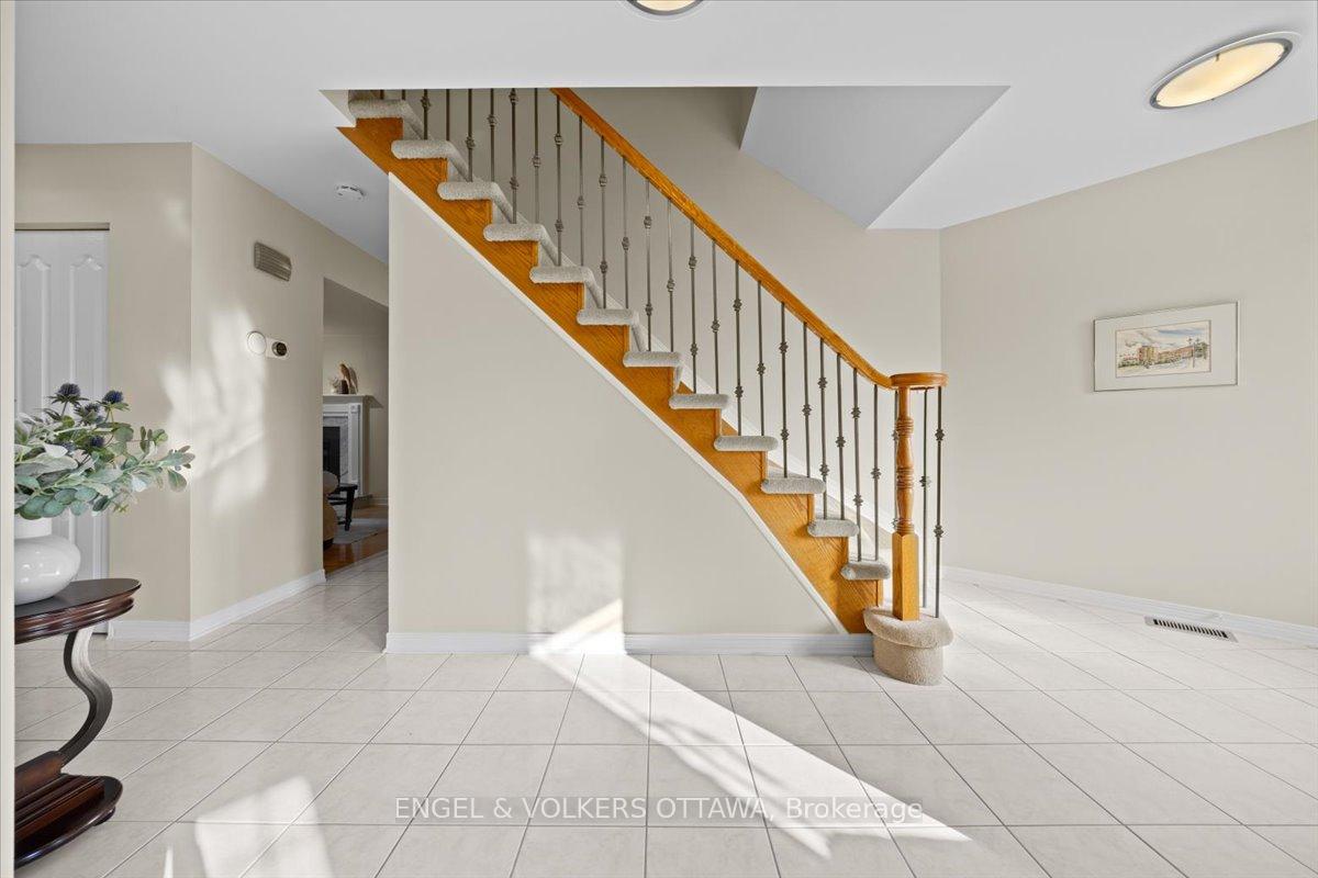 Photo 4 of 43 Weslock Way, Ottawa, Kanata - Kanata Lakes/Heritage Hills — HOMEH