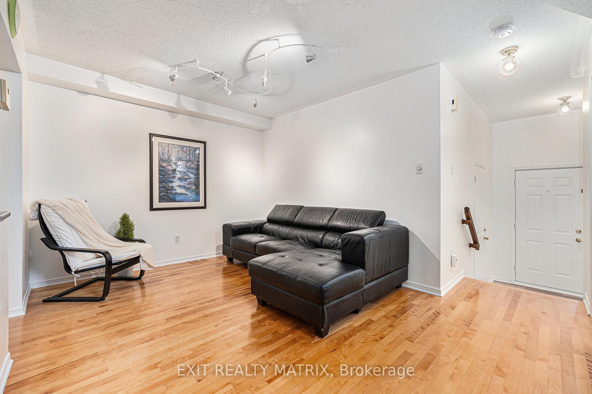 Photo 6 of 40 Piper Crescent, Ottawa, Kanata - Morgan's Grant/South March — HOMEH
