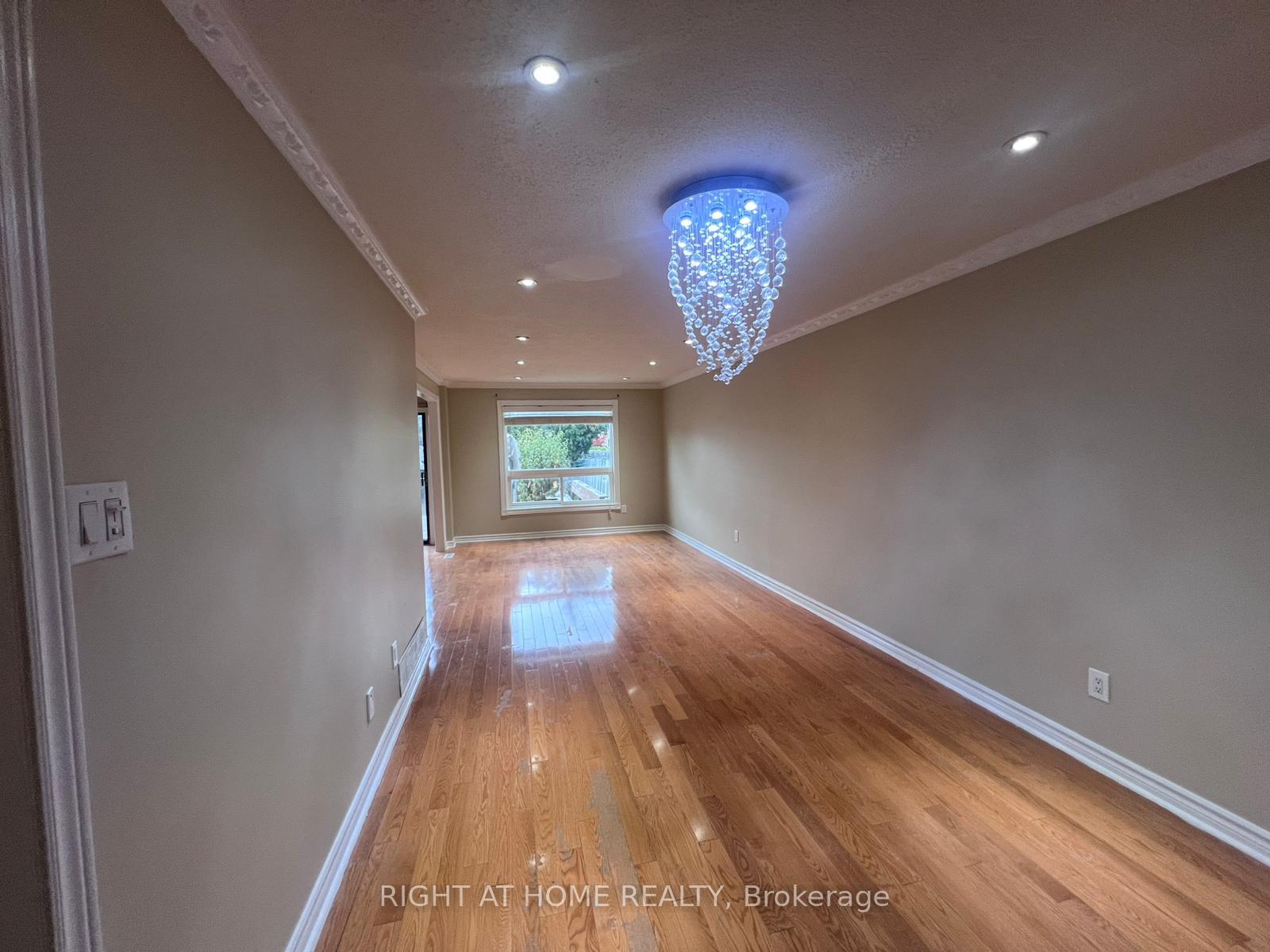 Photo 4 of Unit Main Fl, 16 Lavron Court, Markham, Middlefield — HOMEH
