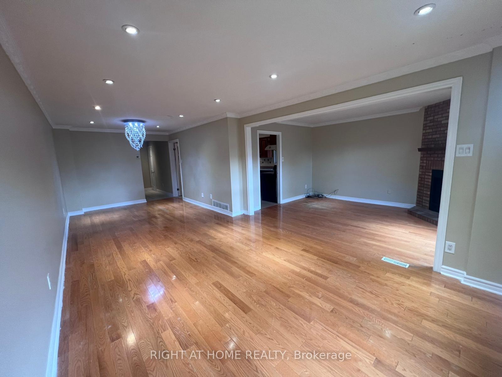 Photo 5 of Unit Main Fl, 16 Lavron Court, Markham, Middlefield — HOMEH