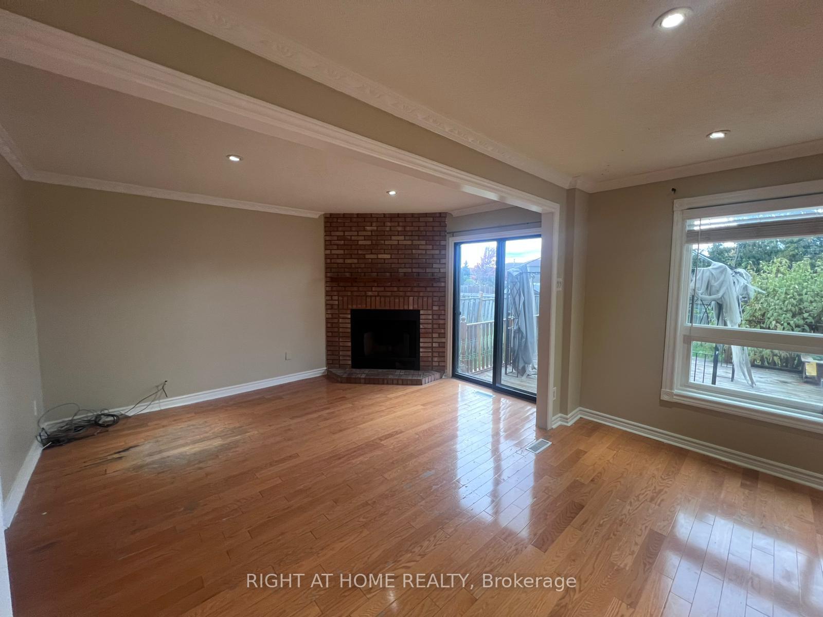 Photo 6 of Unit Main Fl, 16 Lavron Court, Markham, Middlefield — HOMEH