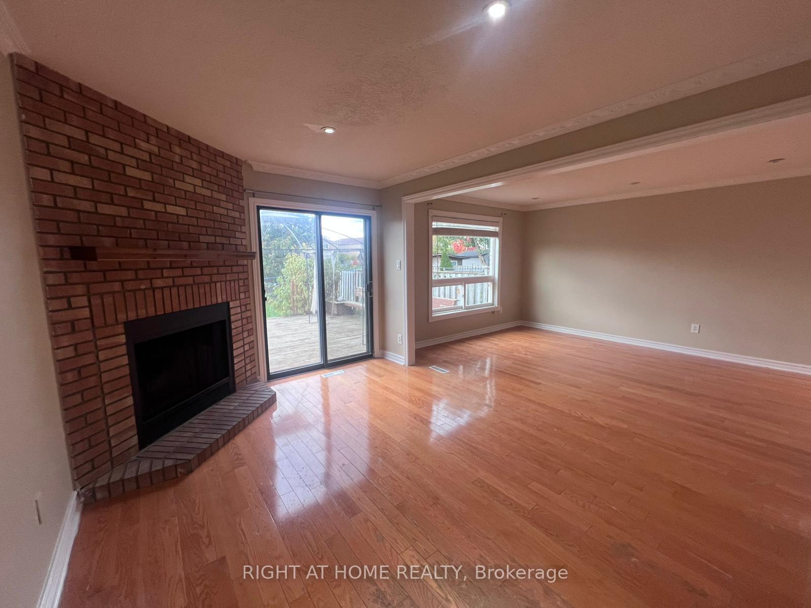 Photo 7 of Unit Main Fl, 16 Lavron Court, Markham, Middlefield — HOMEH