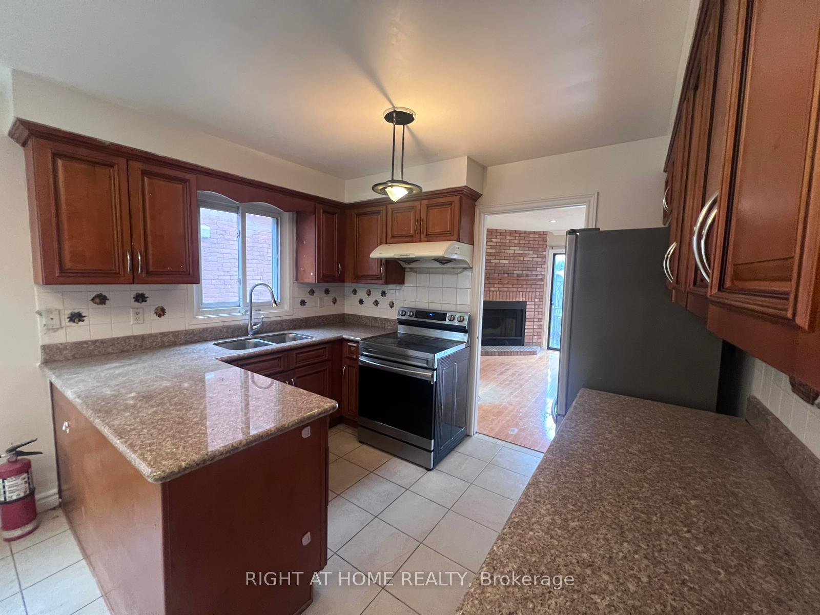Photo 8 of Unit Main Fl, 16 Lavron Court, Markham, Middlefield — HOMEH