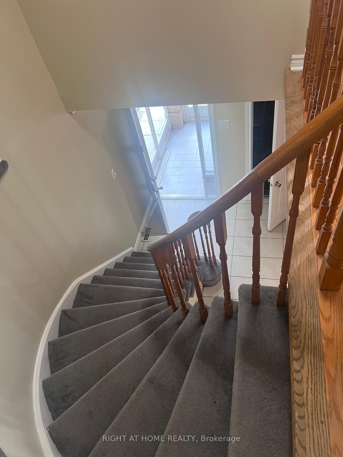 Photo 11 of Unit Main Fl, 16 Lavron Court, Markham, Middlefield — HOMEH