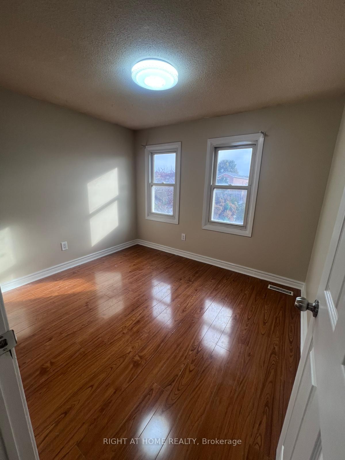 Photo 15 of Unit Main Fl, 16 Lavron Court, Markham, Middlefield — HOMEH