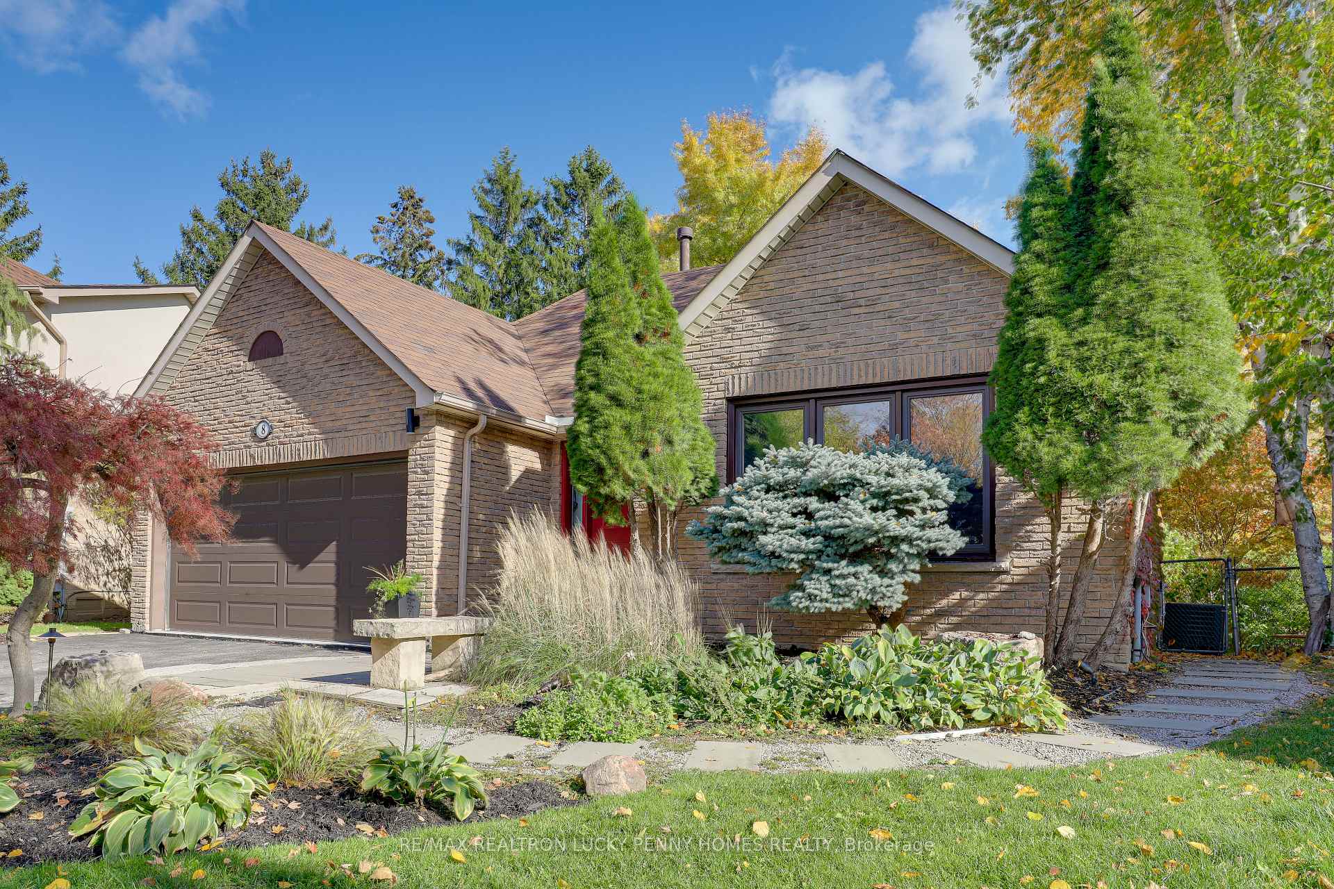 Photo 2 of 8 Renata Place, Markham, Unionville — HOMEH