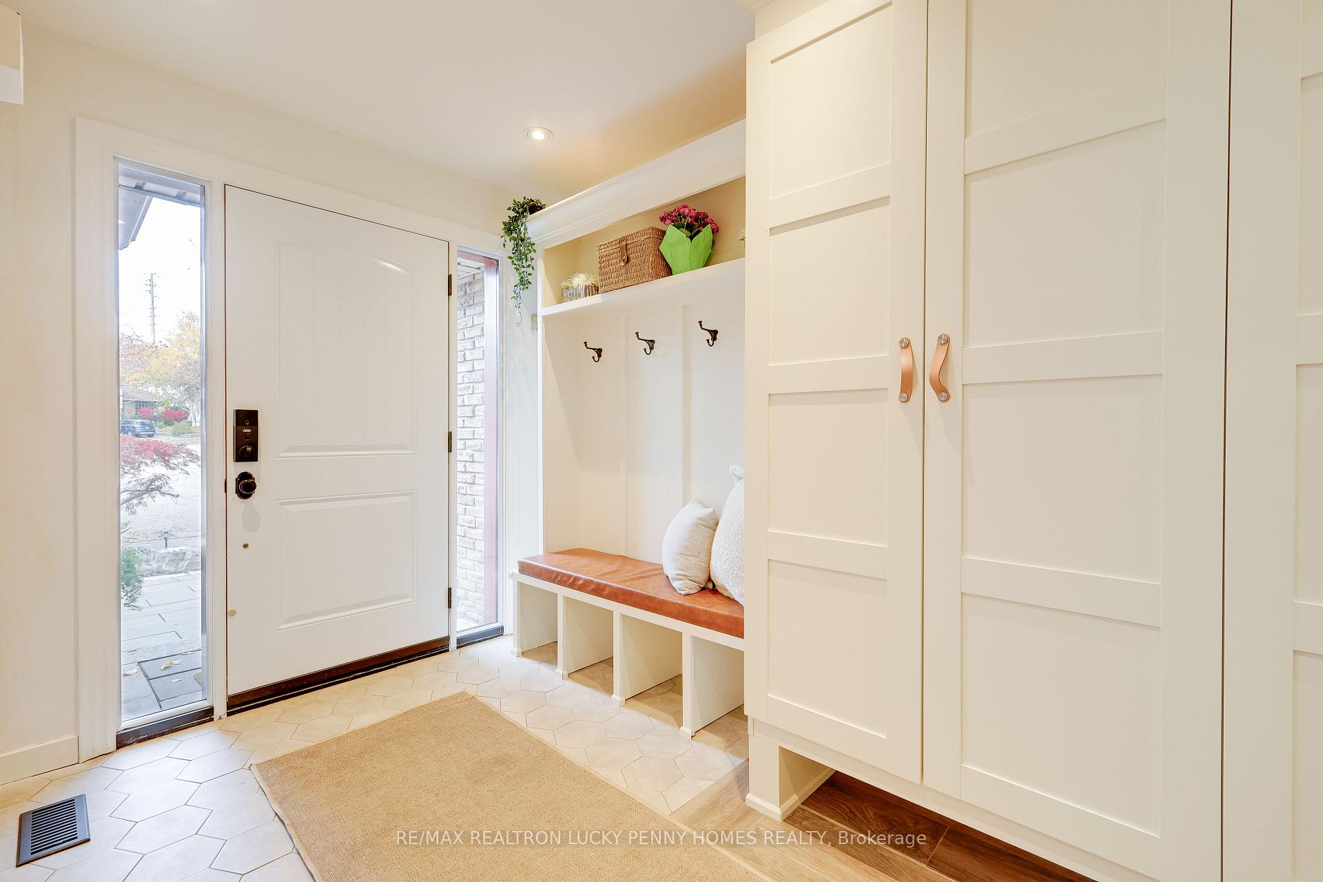 Photo 3 of 8 Renata Place, Markham, Unionville — HOMEH