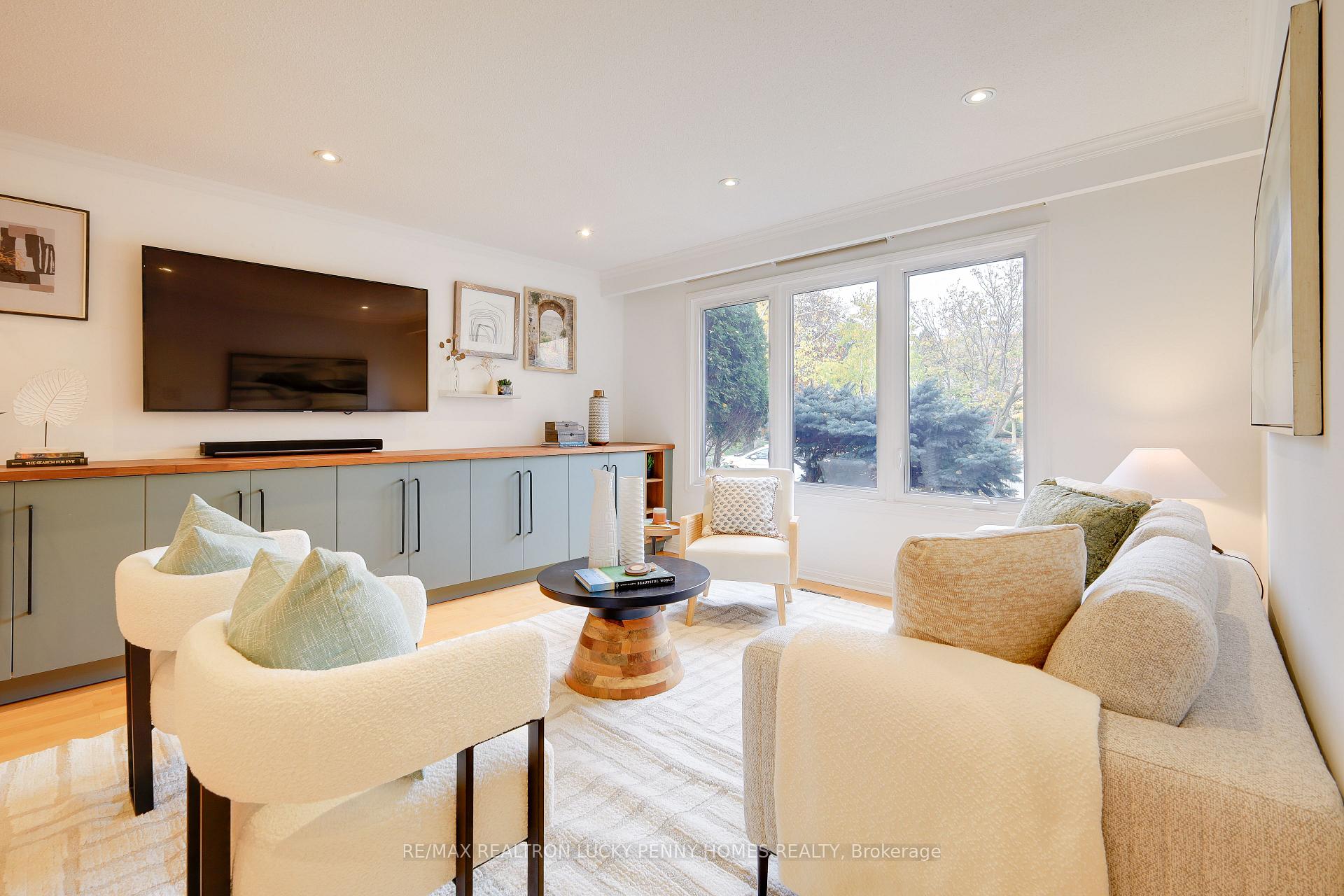 Photo 5 of 8 Renata Place, Markham, Unionville — HOMEH