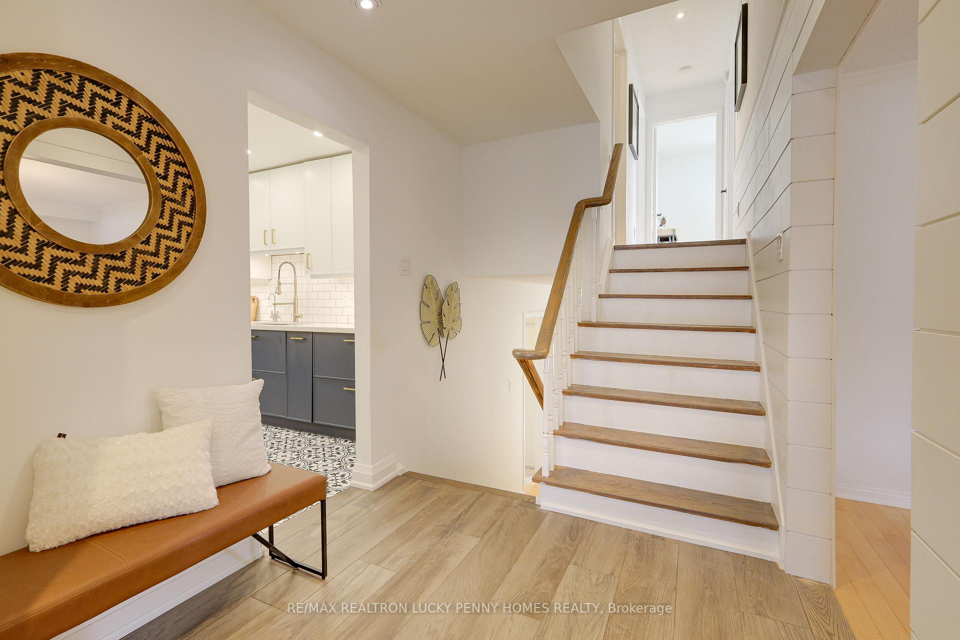 Photo 11 of 8 Renata Place, Markham, Unionville — HOMEH