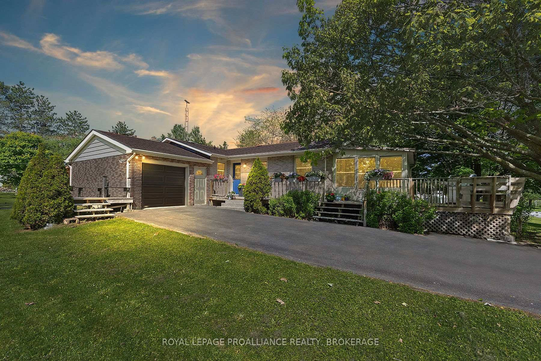 Photo 1 of 2268 Morven Crescent, Loyalist, Lennox and Addington - South — HOMEH