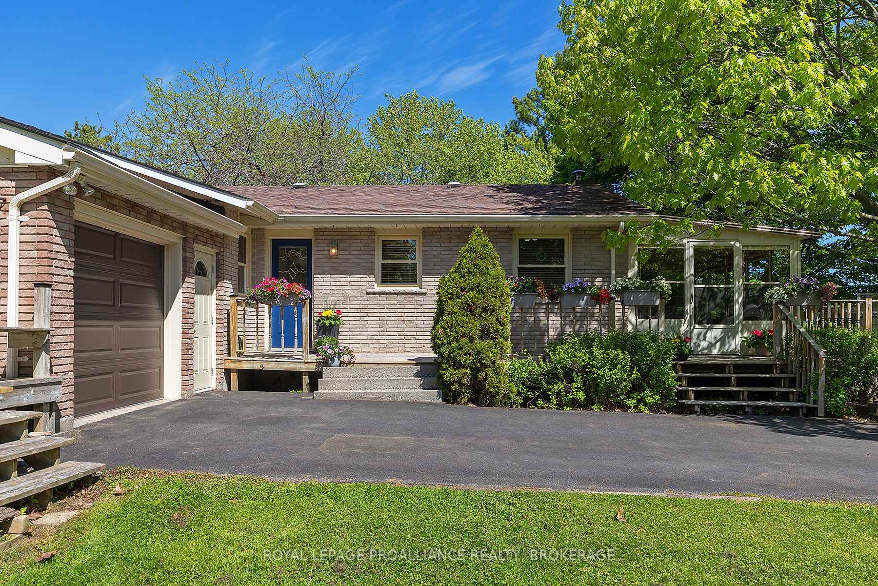 Photo 2 of 2268 Morven Crescent, Loyalist, Lennox and Addington - South — HOMEH