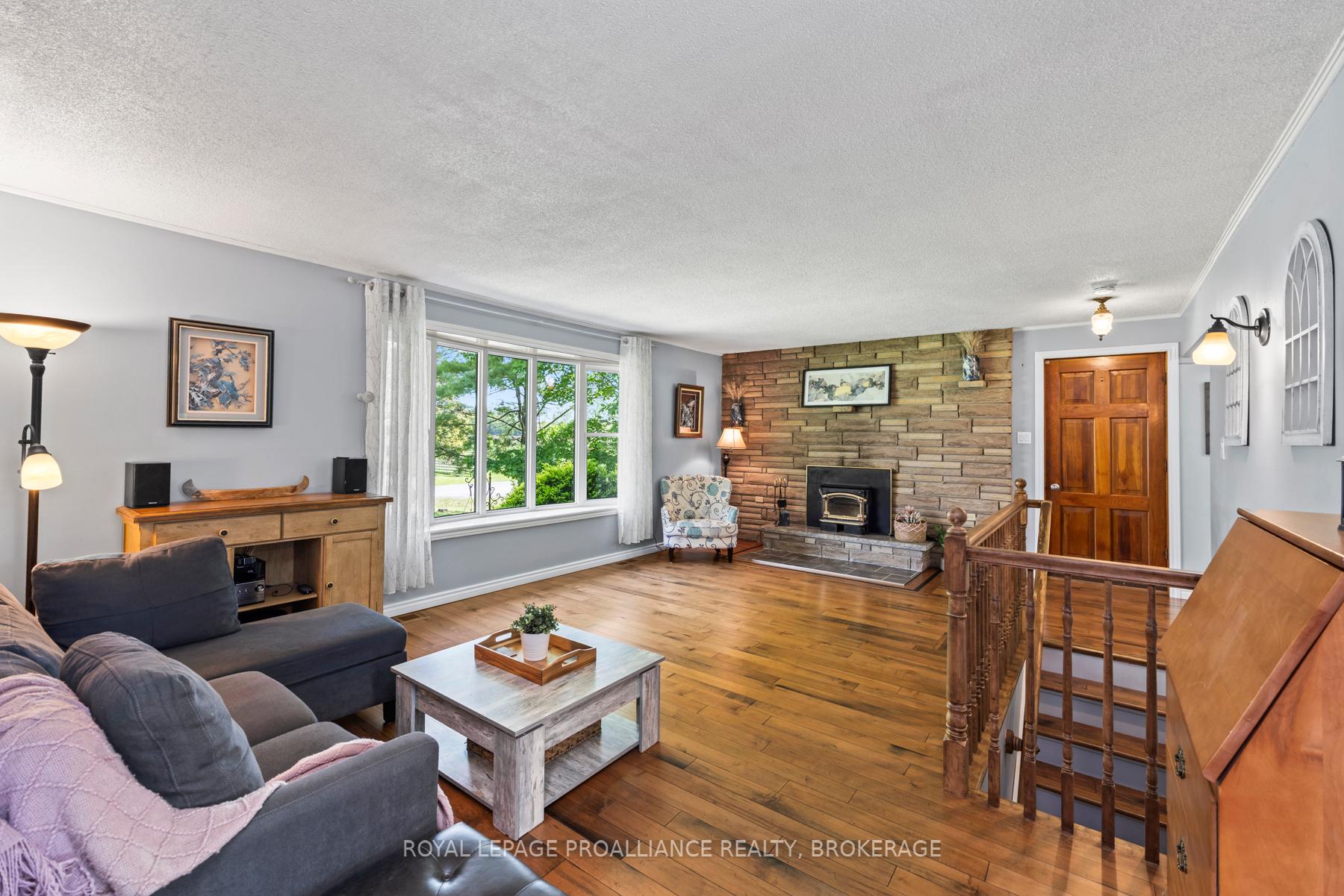 Photo 5 of 2268 Morven Crescent, Loyalist, Lennox and Addington - South — HOMEH
