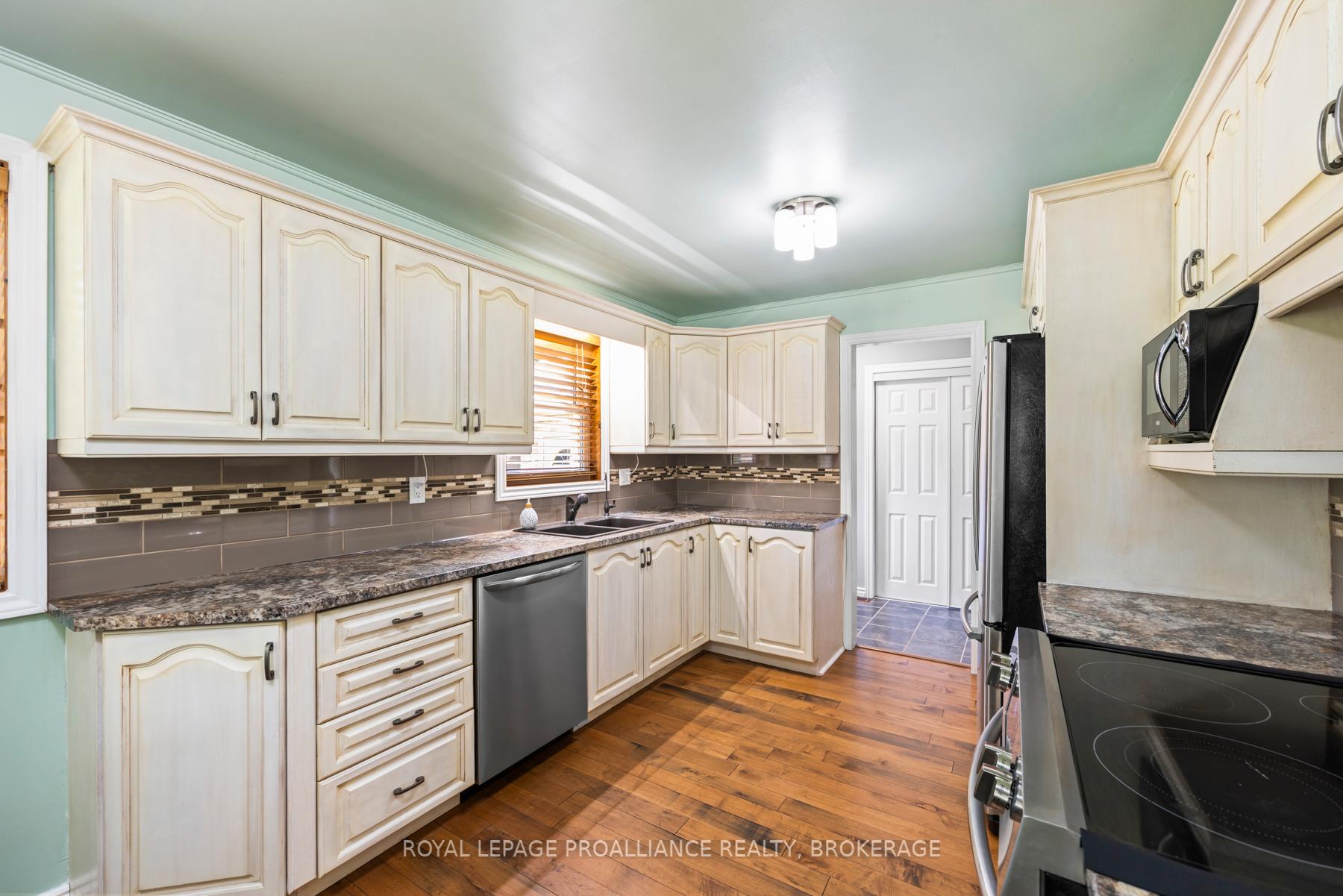 Photo 9 of 2268 Morven Crescent, Loyalist, Lennox and Addington - South — HOMEH