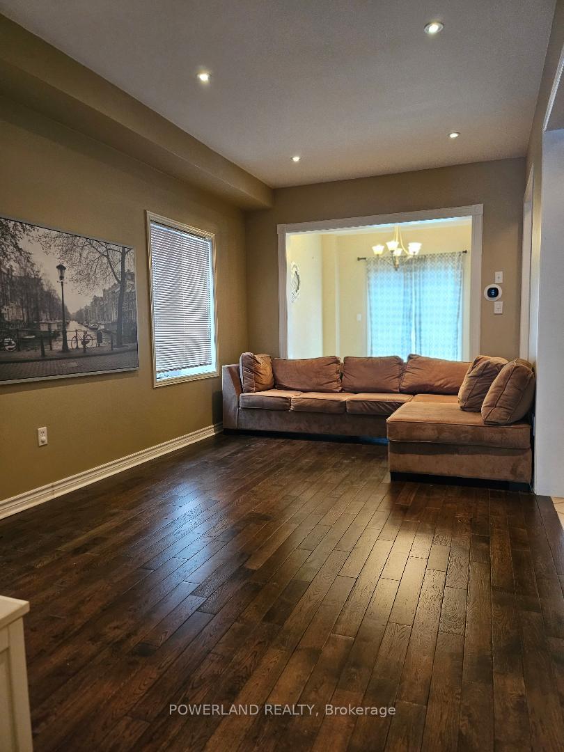 Photo 4 of 31 harriet Crescent, Markham, Rural Markham — HOMEH