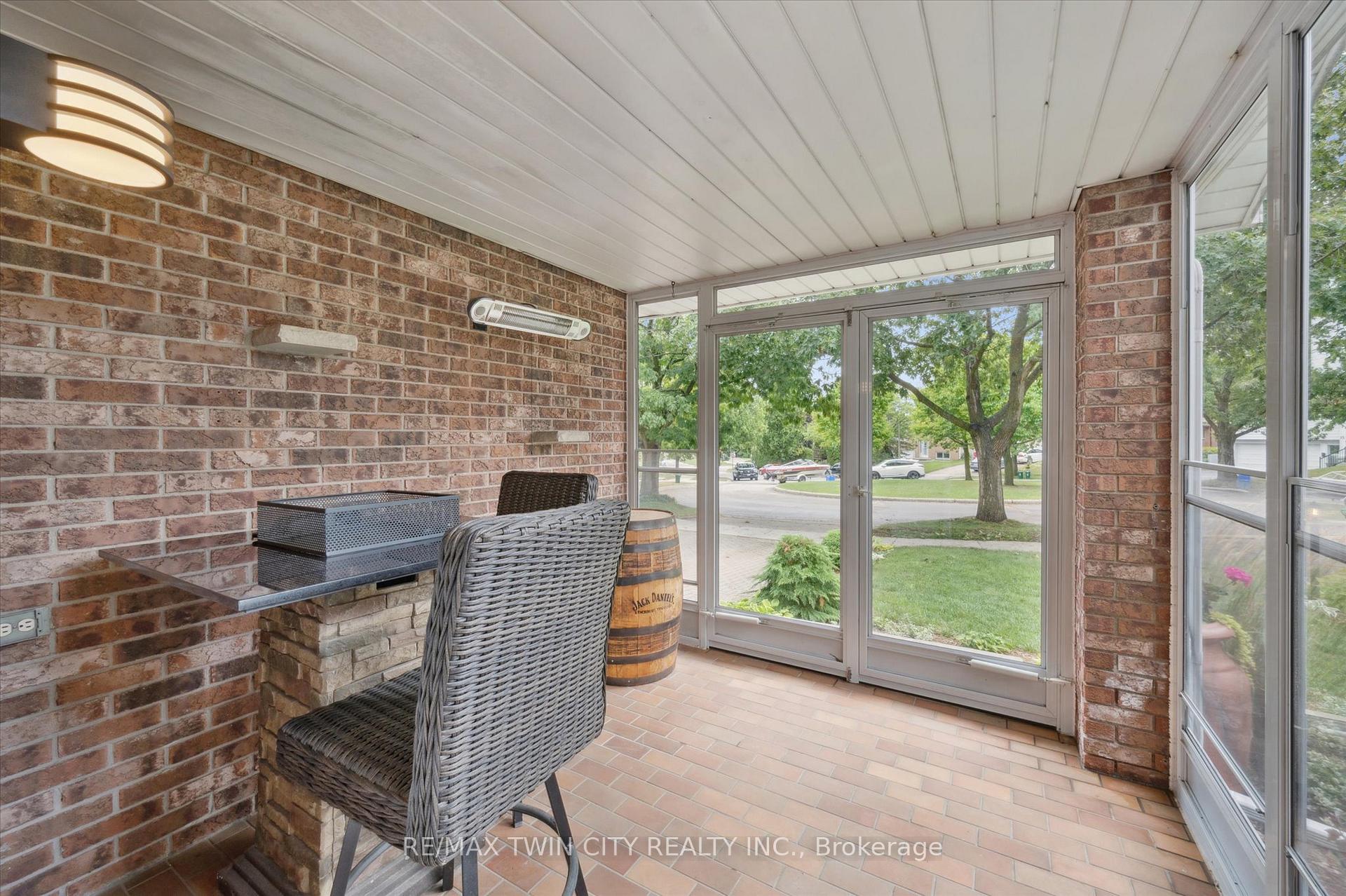 Photo 4 of 18 Westchester Place, Kitchener — HOMEH