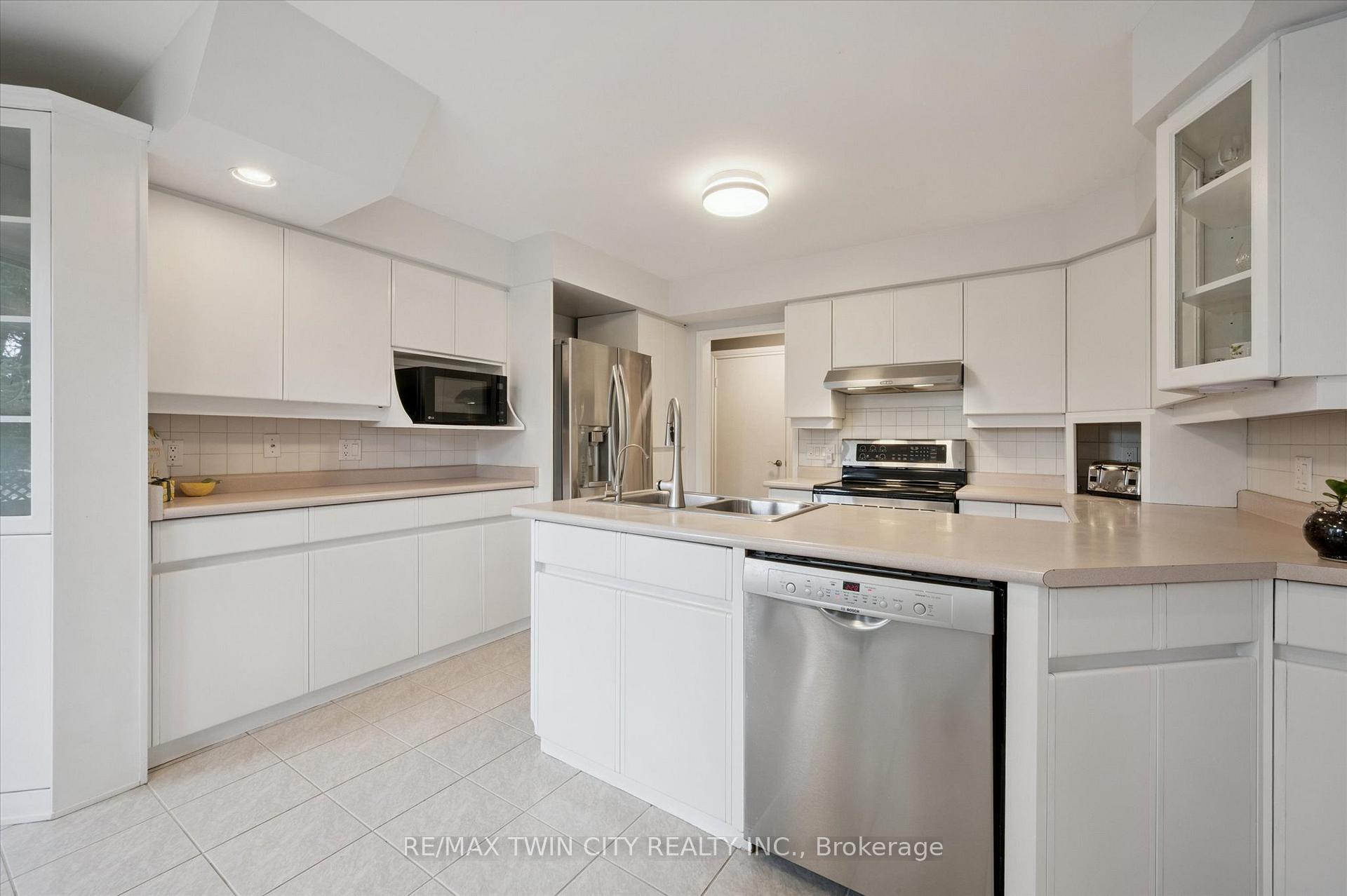 Photo 8 of 18 Westchester Place, Kitchener — HOMEH