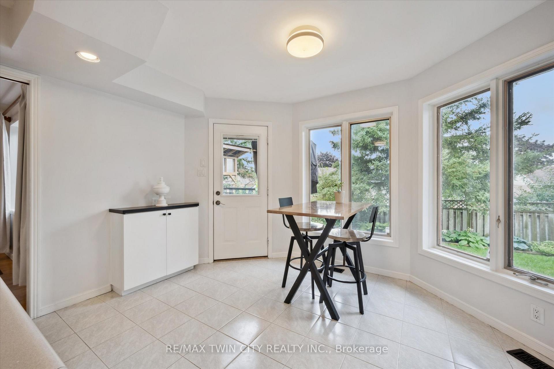 Photo 9 of 18 Westchester Place, Kitchener — HOMEH