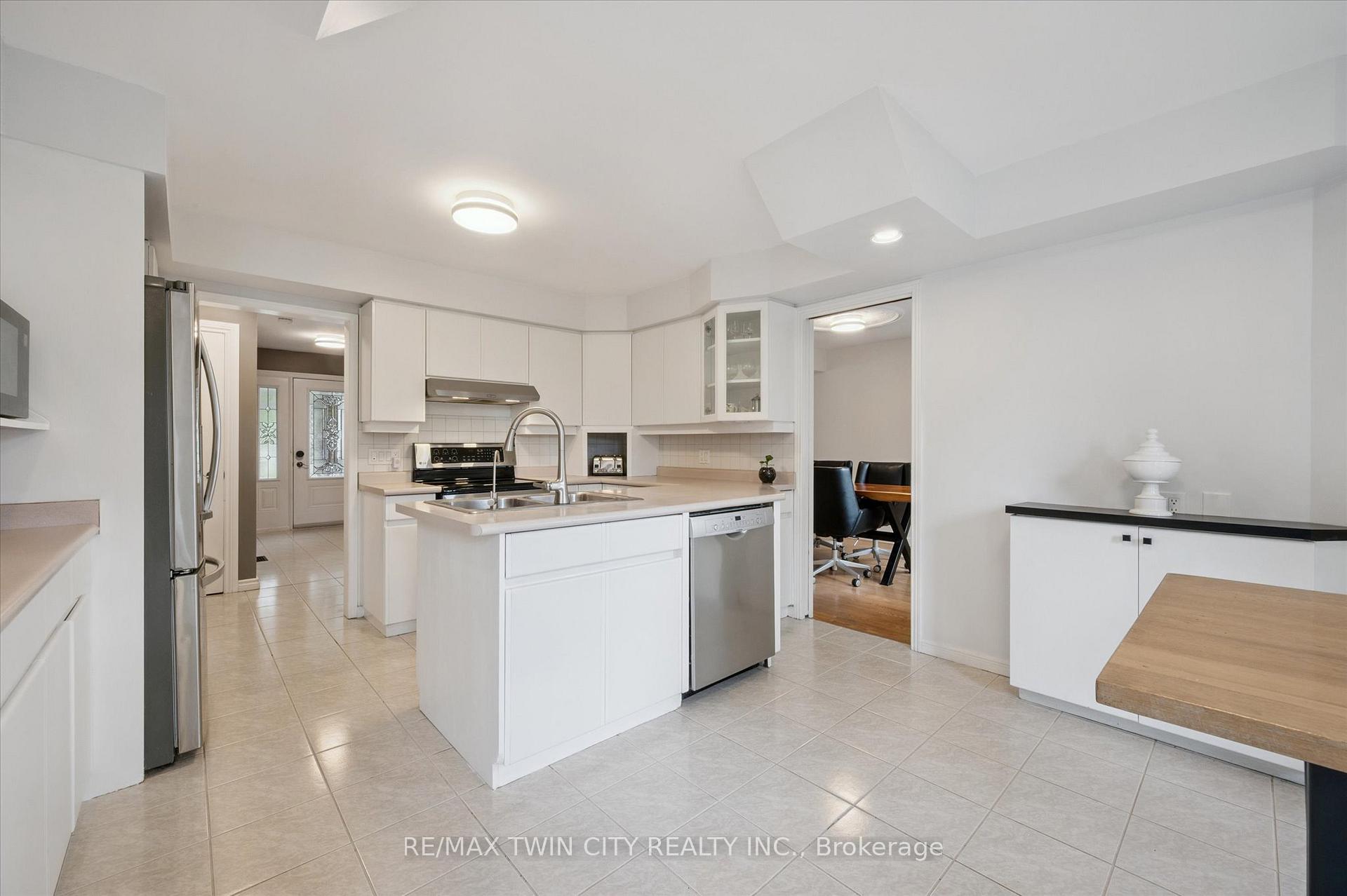 Photo 10 of 18 Westchester Place, Kitchener — HOMEH