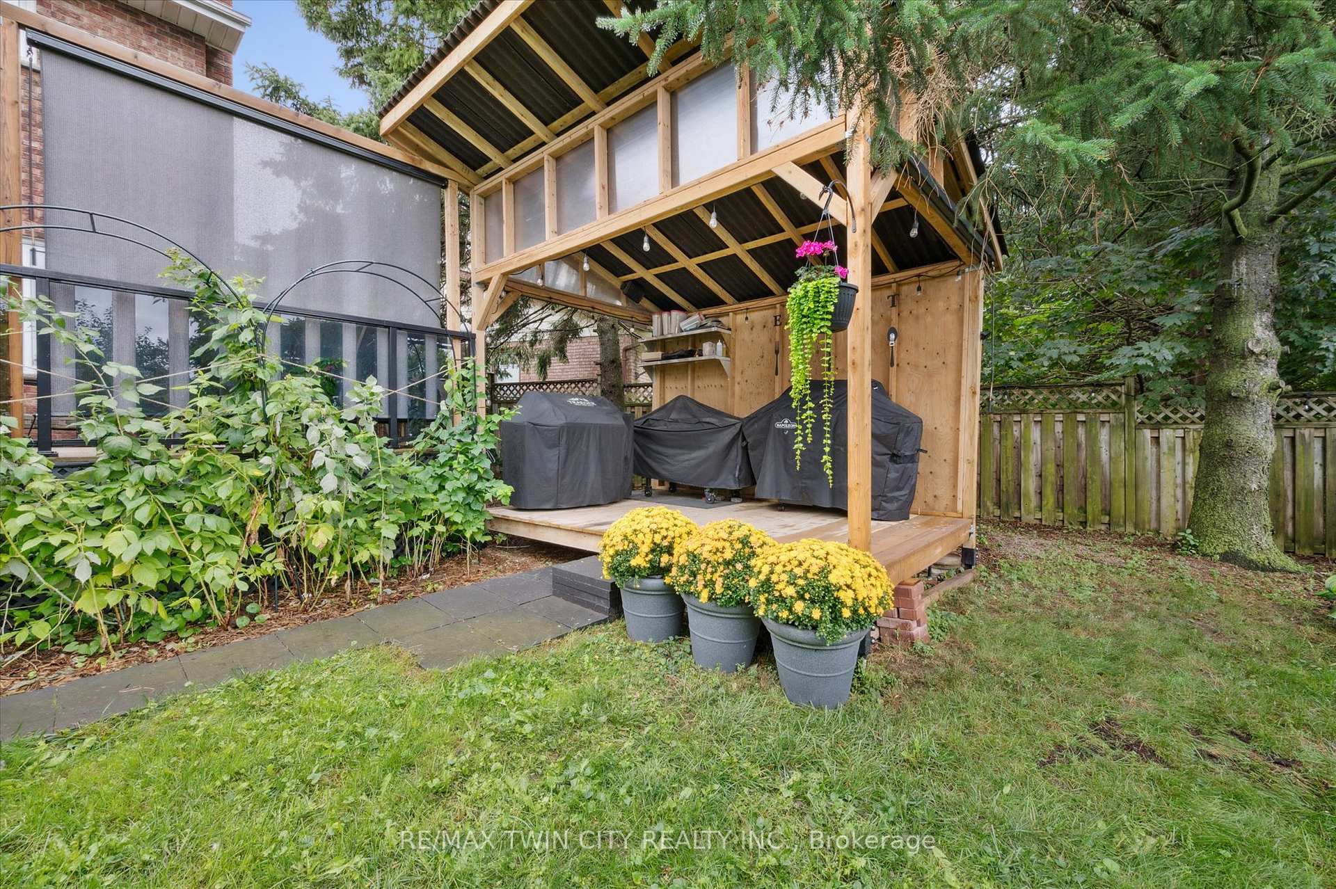 Photo 27 of 18 Westchester Place, Kitchener — HOMEH