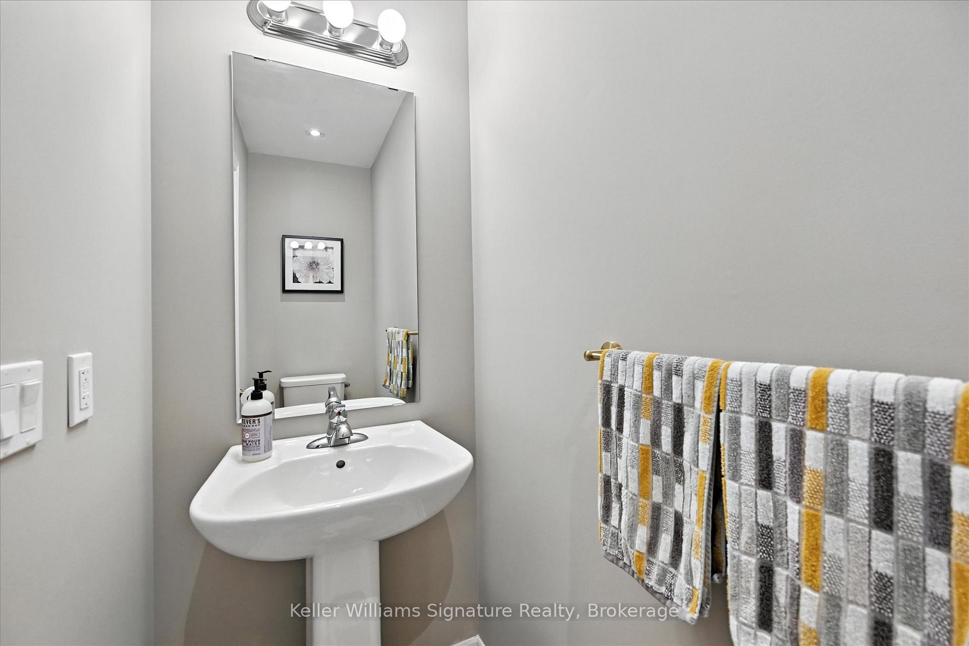 Photo 10 of 24 Cittadella Boulevard, Hamilton, Rural Glanbrook — HOMEH