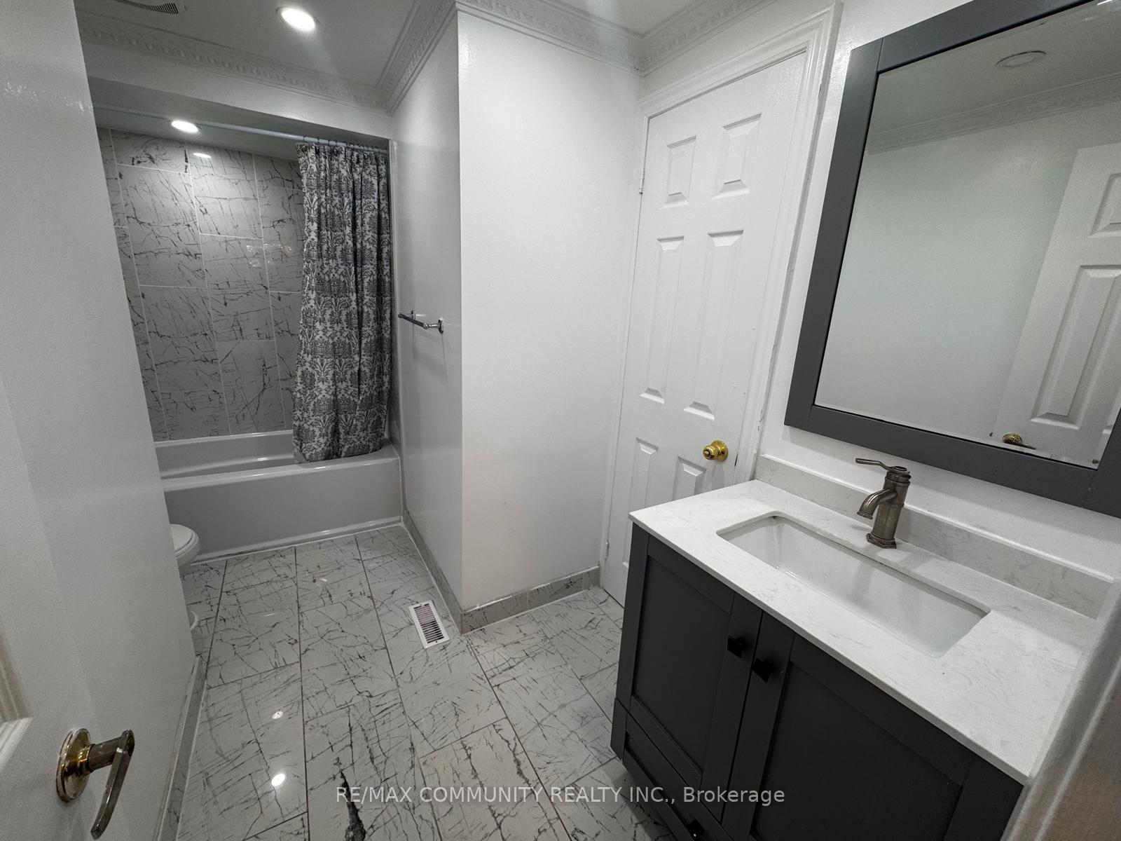 Photo 5 of 30 Dellano Street, Markham, Middlefield — HOMEH