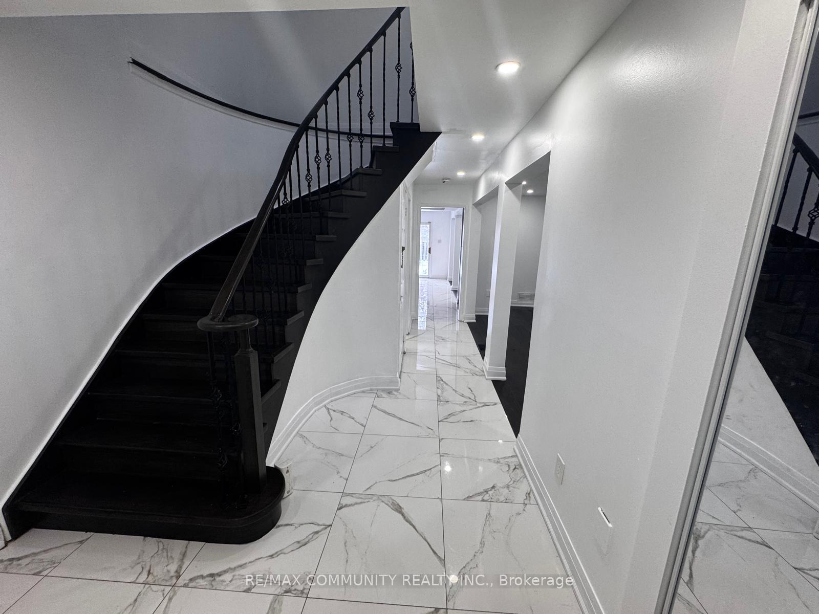 Photo 18 of 30 Dellano Street, Markham, Middlefield — HOMEH