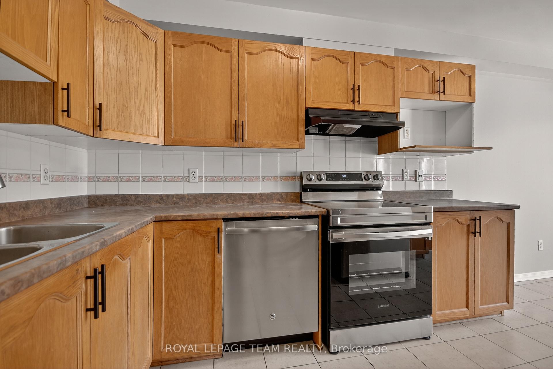 Photo 15 of 24 Hemlo Crescent, Ottawa, Kanata - Kanata Lakes/Heritage Hills — HOMEH