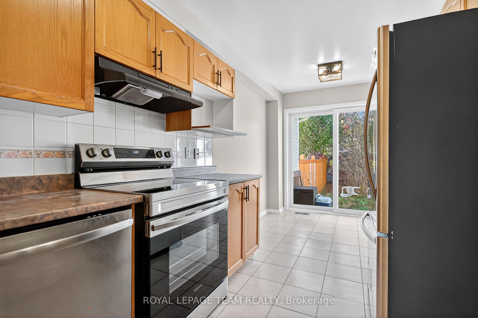 Photo 16 of 24 Hemlo Crescent, Ottawa, Kanata - Kanata Lakes/Heritage Hills — HOMEH