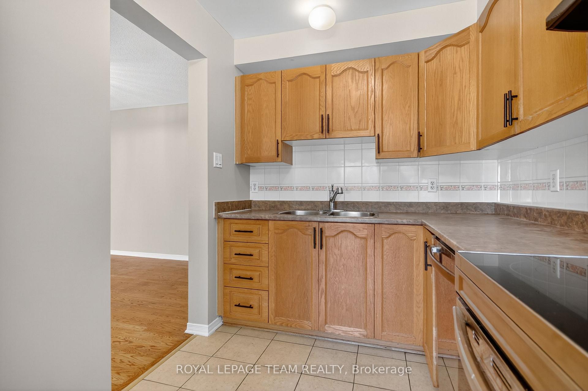 Photo 17 of 24 Hemlo Crescent, Ottawa, Kanata - Kanata Lakes/Heritage Hills — HOMEH