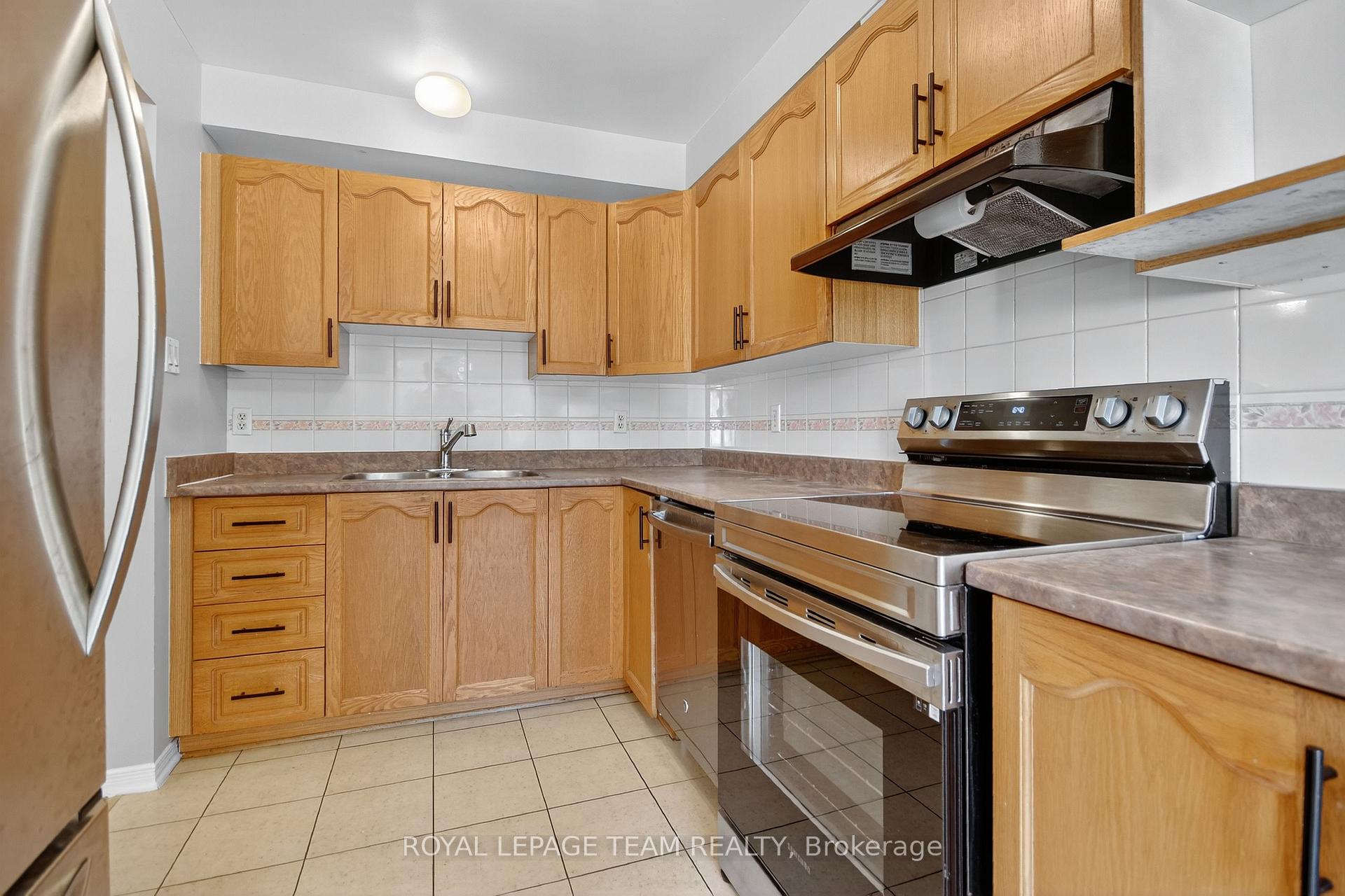 Photo 18 of 24 Hemlo Crescent, Ottawa, Kanata - Kanata Lakes/Heritage Hills — HOMEH