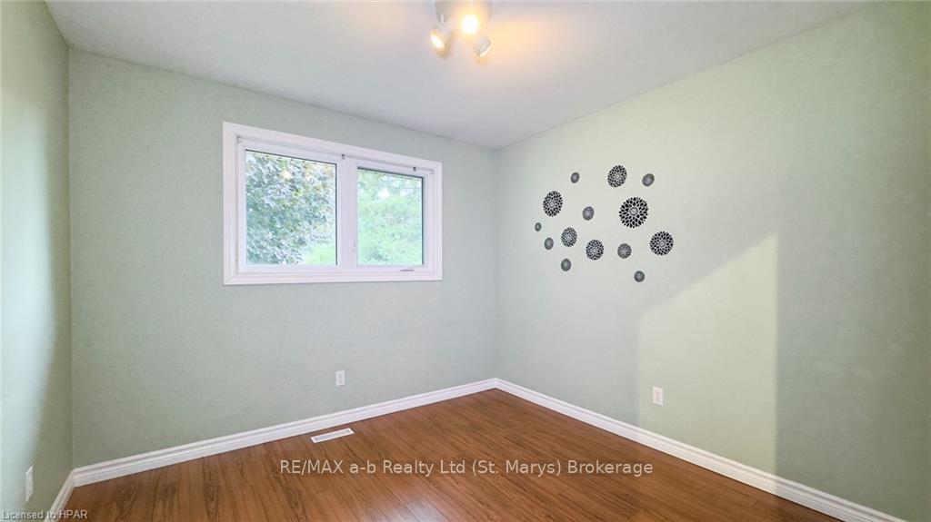 Photo 20 of 110 Kent Avenue, Lucan Biddulph, Lucan — HOMEH