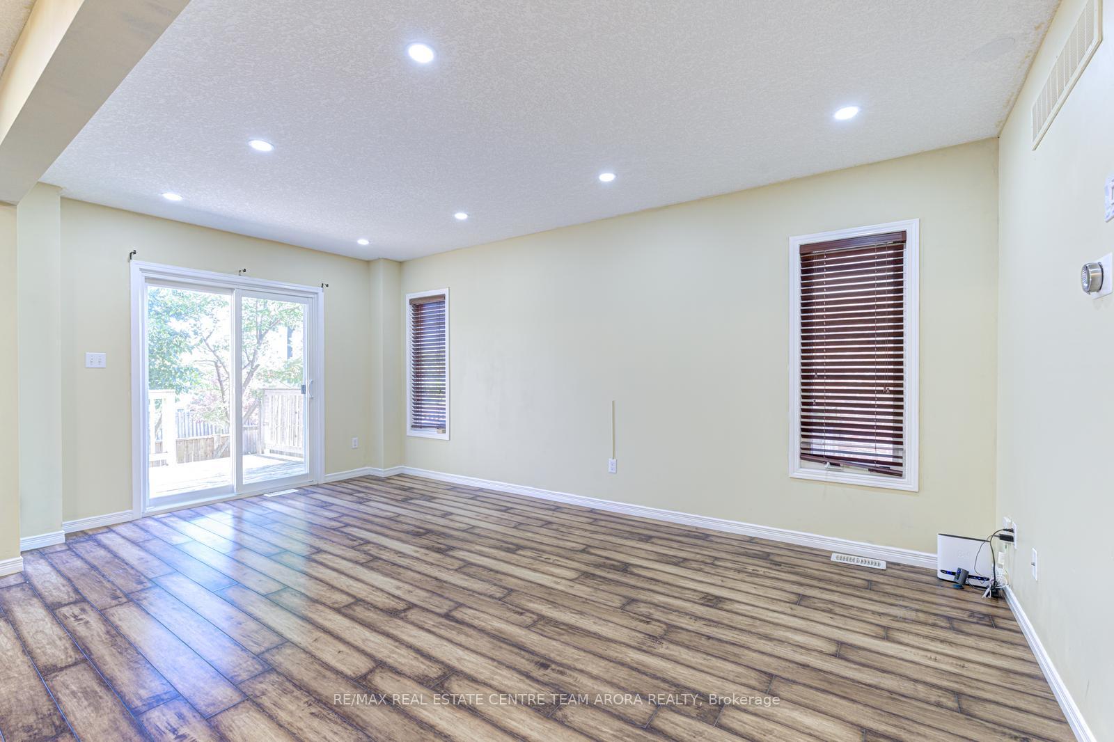 Photo 8 of 164 Windale Crescent, Kitchener, Laurentian Hills — HOMEH