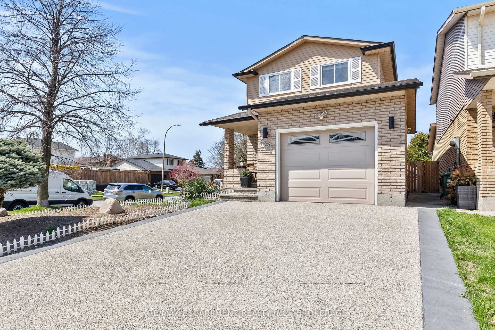 Photo 2 of 64 Athenia Drive, Hamilton, Stoney Creek Mountain — HOMEH