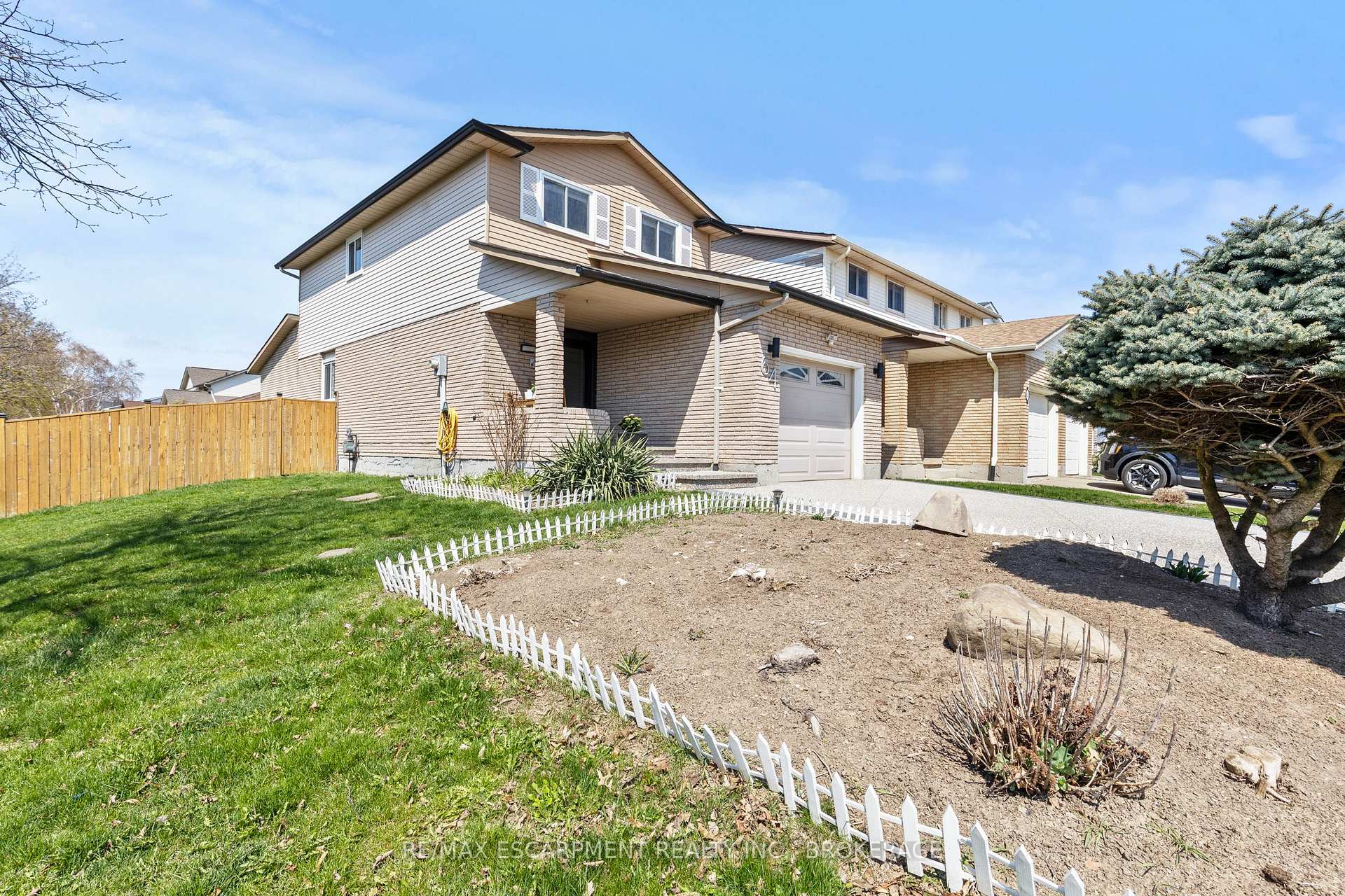 Photo 3 of 64 Athenia Drive, Hamilton, Stoney Creek Mountain — HOMEH