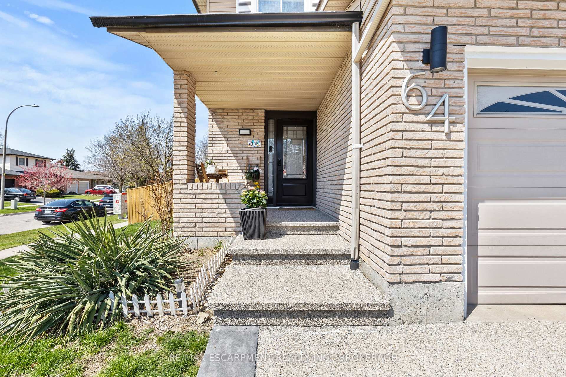 Photo 4 of 64 Athenia Drive, Hamilton, Stoney Creek Mountain — HOMEH
