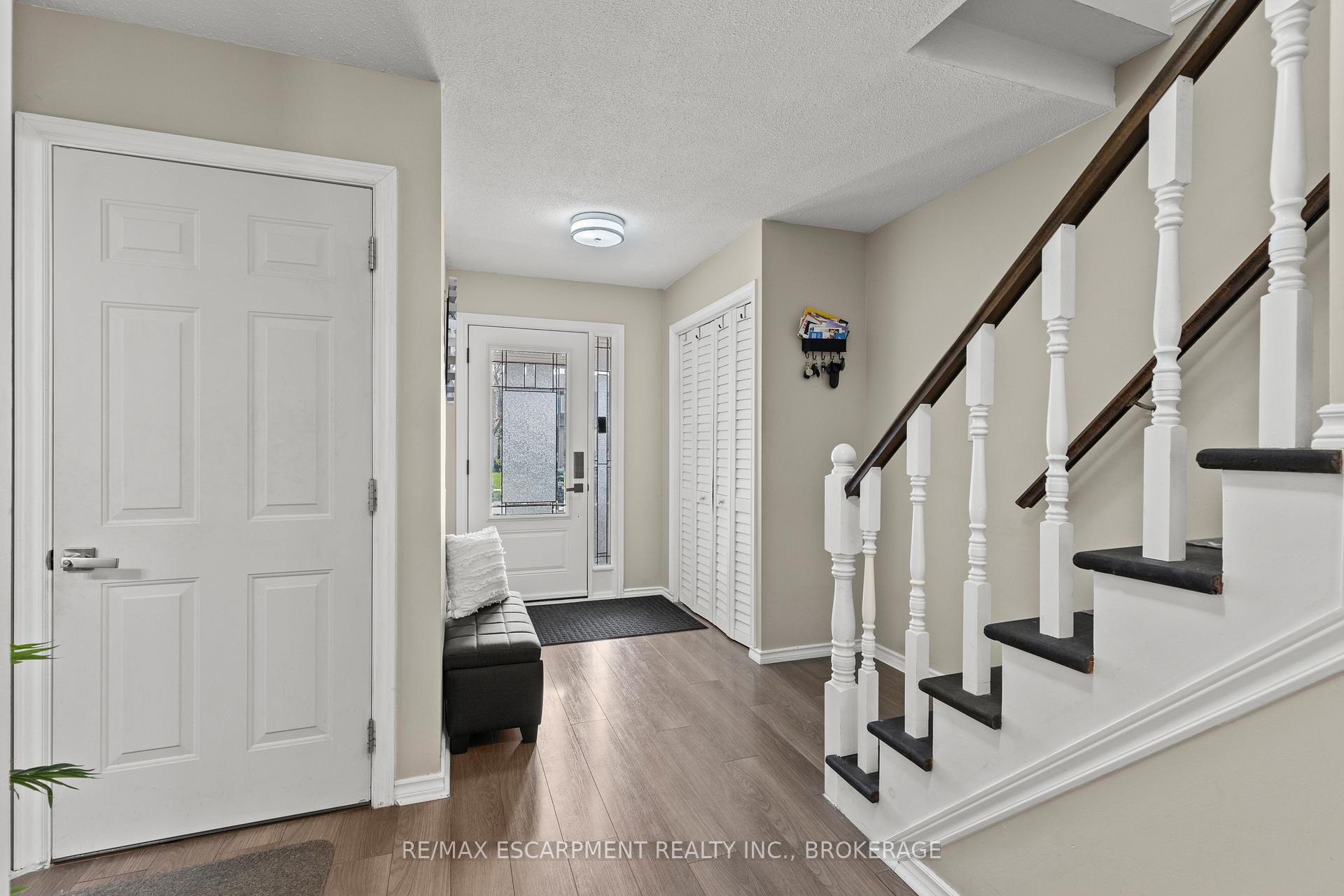 Photo 5 of 64 Athenia Drive, Hamilton, Stoney Creek Mountain — HOMEH